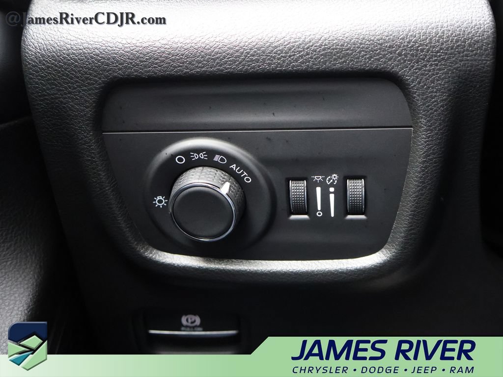 Used 2025 Jeep Grand Cherokee Altitude AWD/4WD image 31