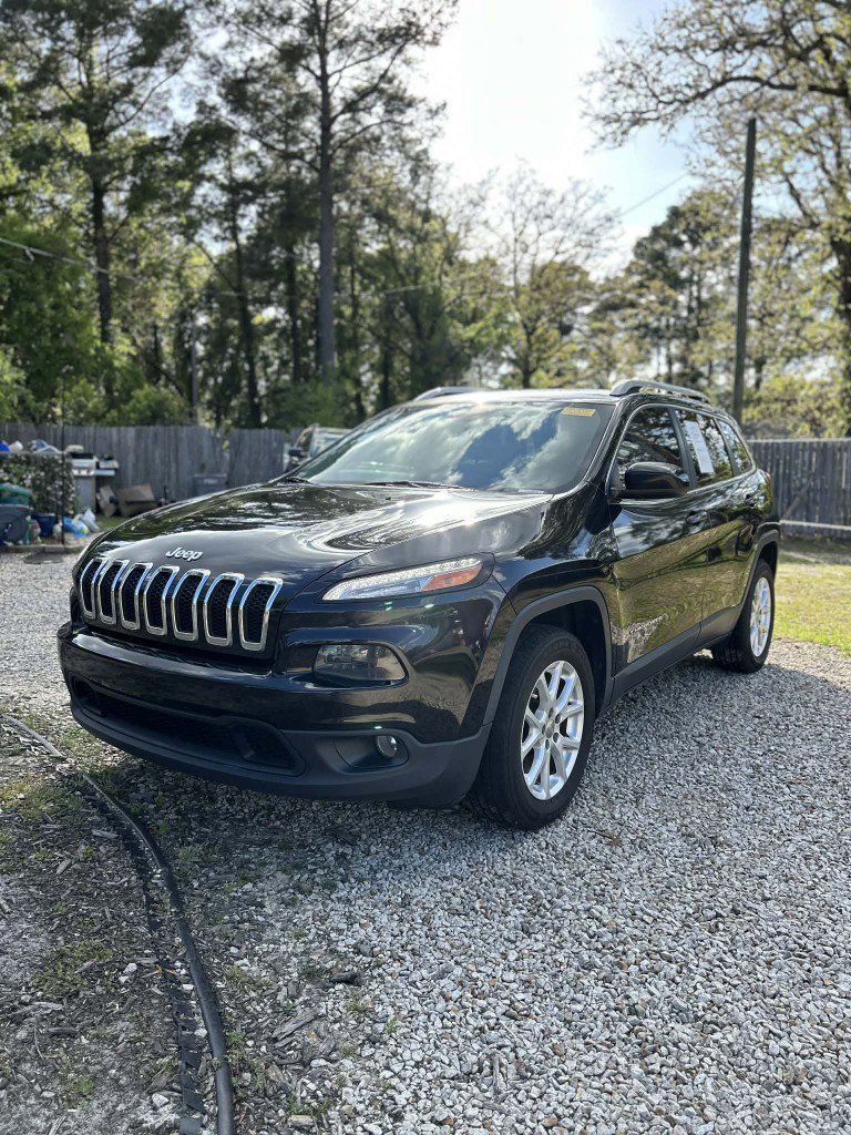 Used 2017 Jeep Cherokee Latitude FWD image 1
