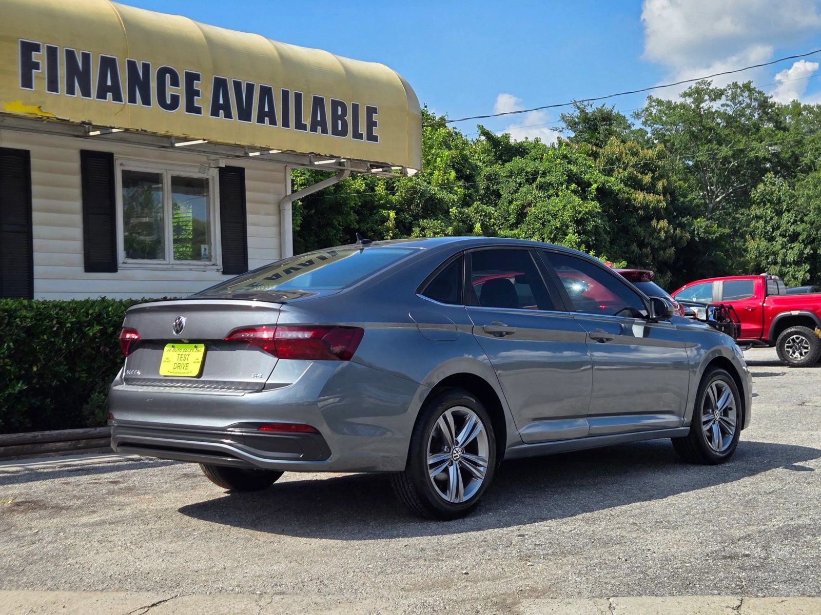Used 2023 Volkswagen Jetta SE w/ Panoramic Sunroof Package FWD image 3