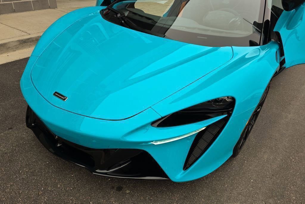 Used 2025 McLaren Artura Spider image 21