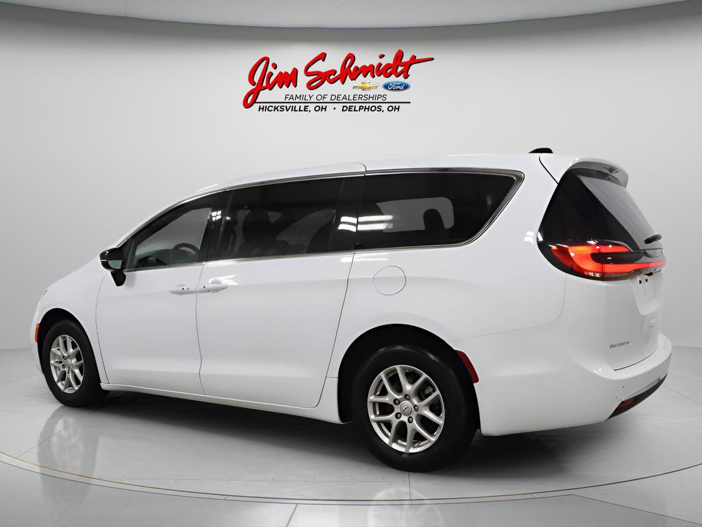 Used 2026 Chrysler Pacifica Select FWD image 4