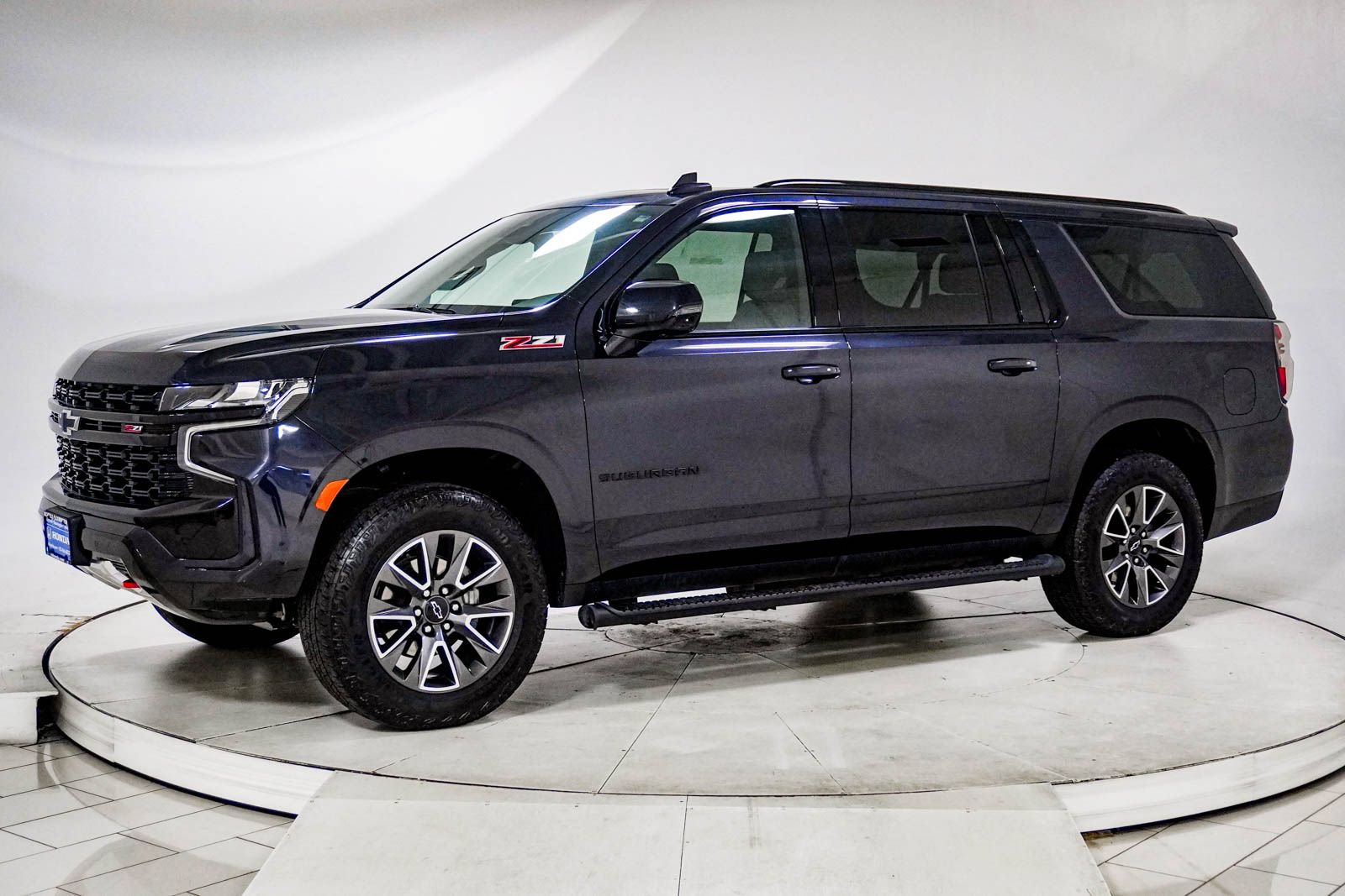 Used 2024 Chevrolet Suburban Z71 w/ Luxury Package AWD/4WD image 3