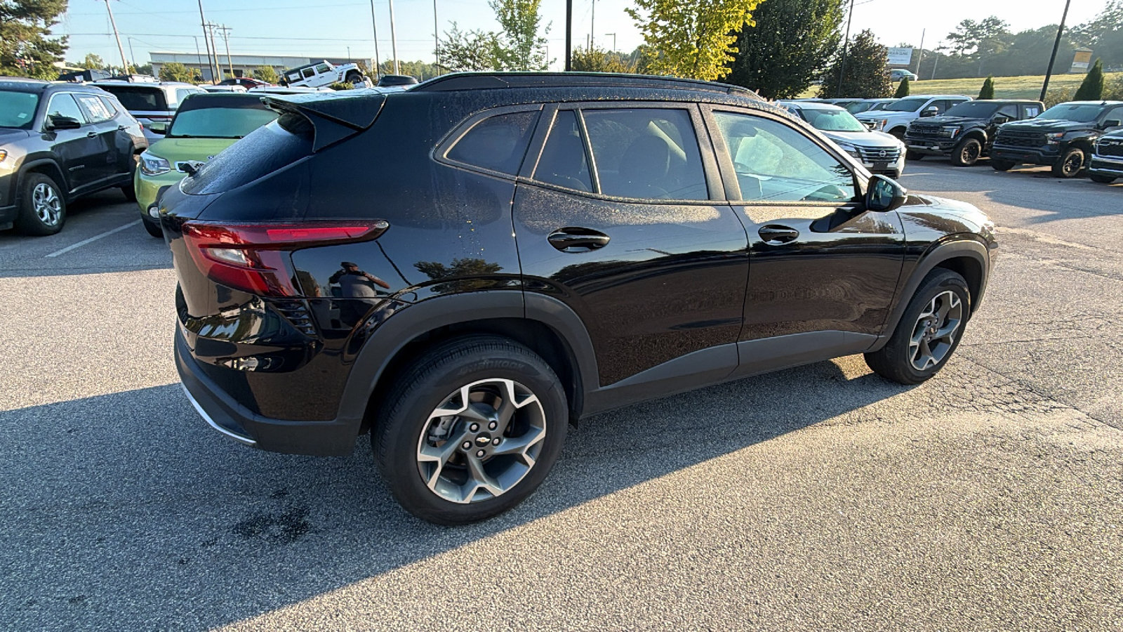 Used 2025 Chevrolet Trax LT FWD image 8