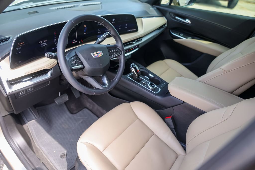 Certified 2024 Cadillac XT4 Luxury w/ Cold Weather Package FWD image 10