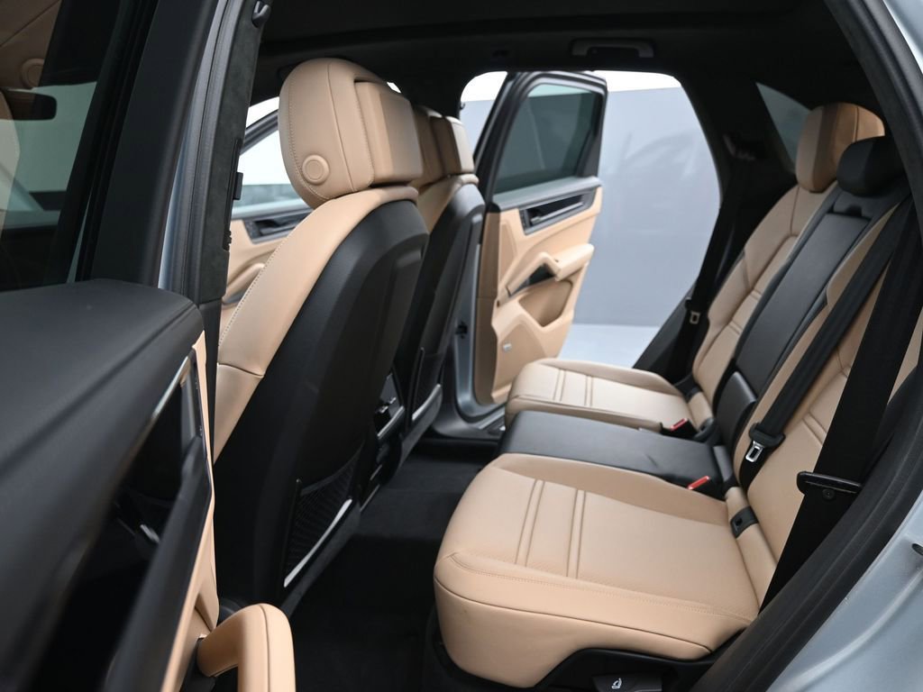 Certified 2025 Porsche Cayenne GTS image 25