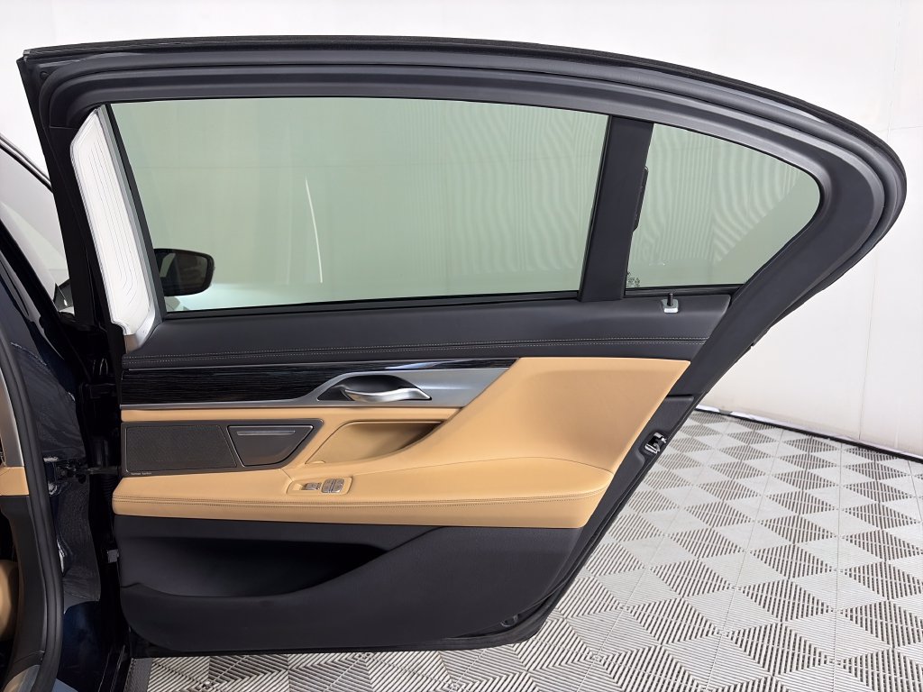 Used 2017 BMW 750i xDrive AWD/4WD image 28