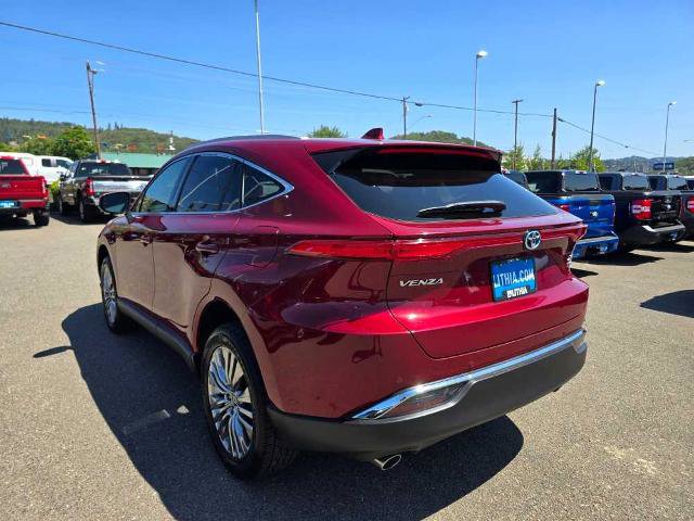 Used 2022 Toyota Venza XLE image 3