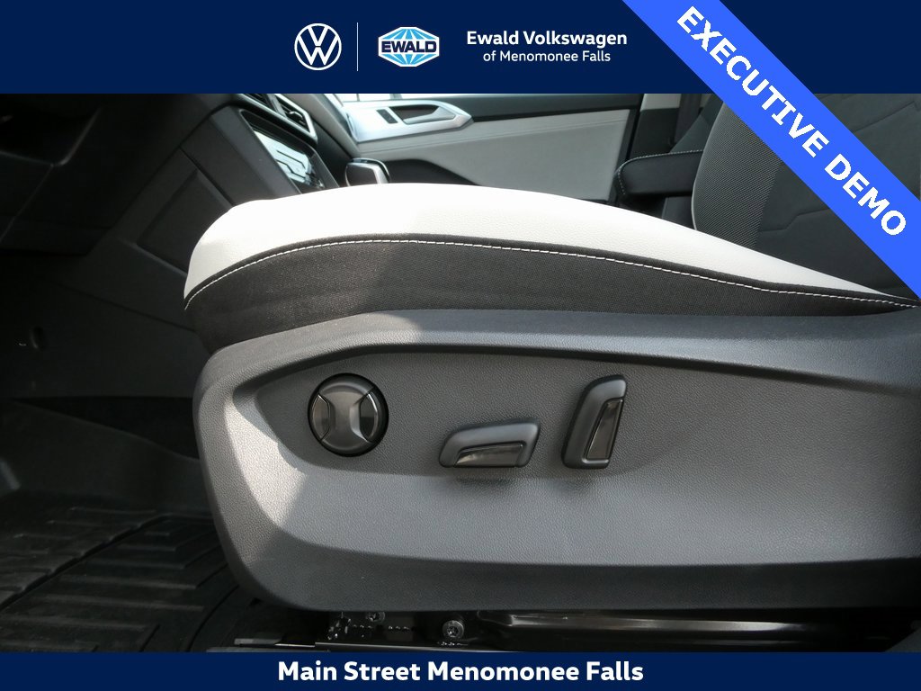 Certified 2025 Volkswagen Taos SE image 8