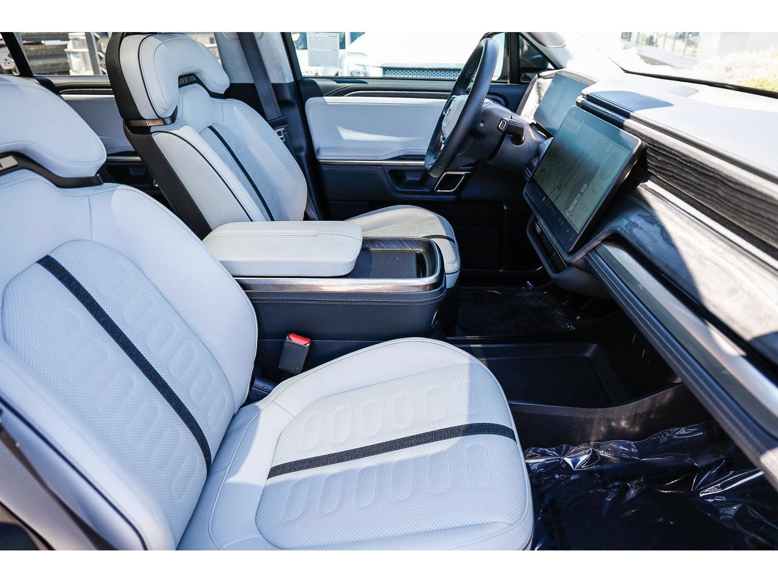Used 2023 Rivian R1S Adventure AWD/4WD image 18