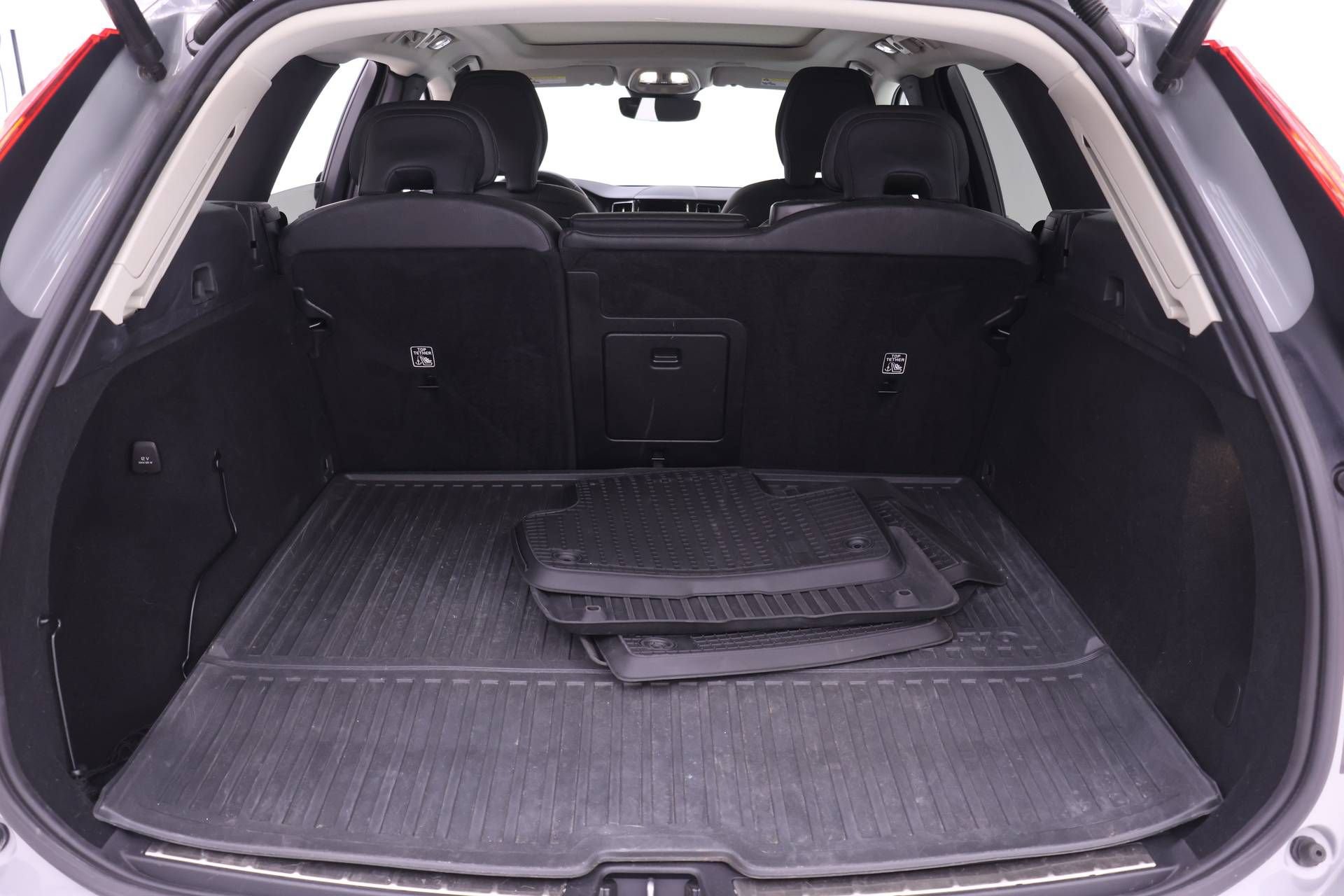 Certified 2024 Volvo XC60 T8 Plus w/ Climate Package AWD/4WD image 19