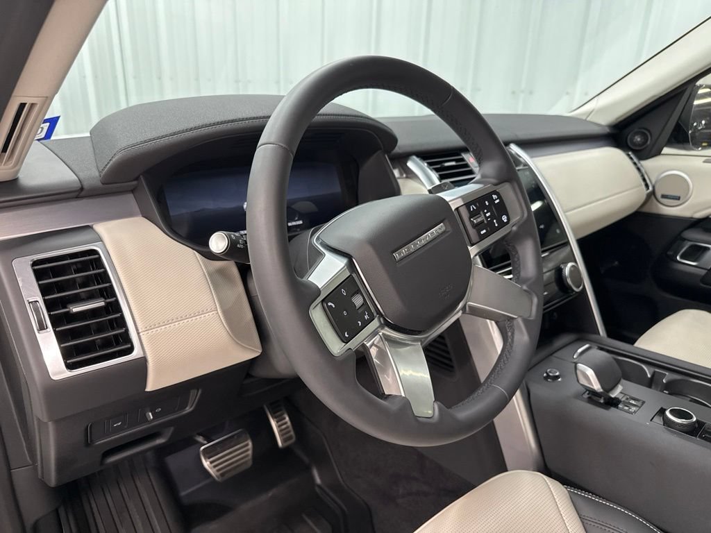 Used 2025 Land Rover Discovery Dynamic SE AWD/4WD image 21