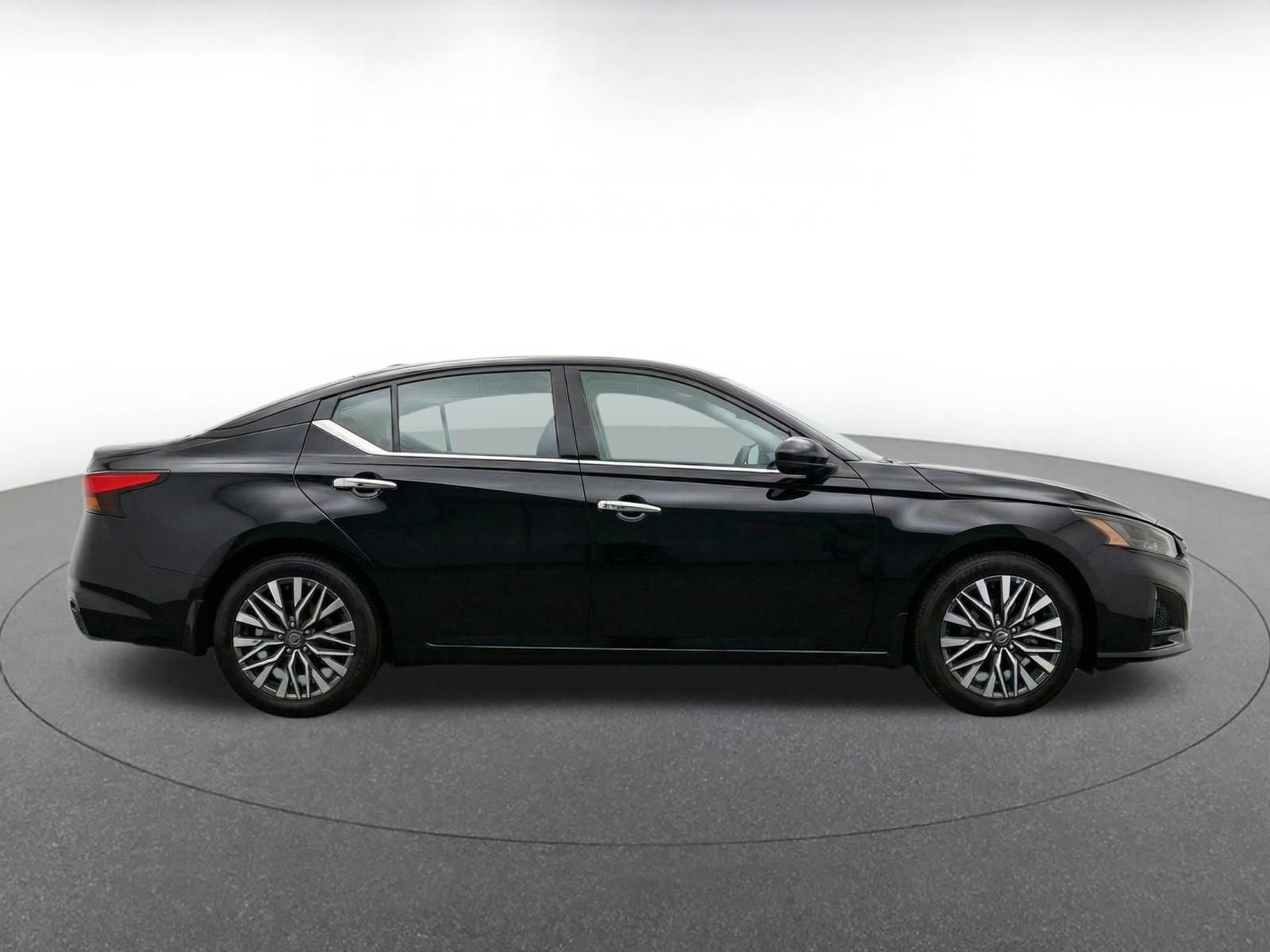 Used 2025 Nissan Altima 2.5 SV FWD image 10