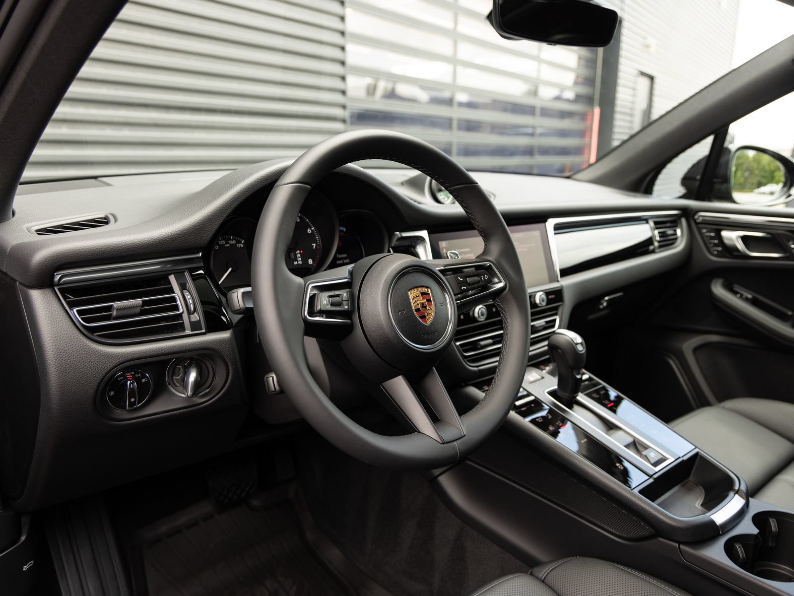 Certified 2026 Porsche Macan AWD/4WD image 4