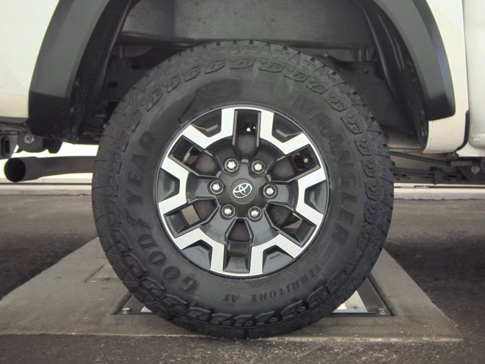 Used 2023 Toyota Tacoma TRD Off-Road w/ TRD Premium Off Road Package image 12