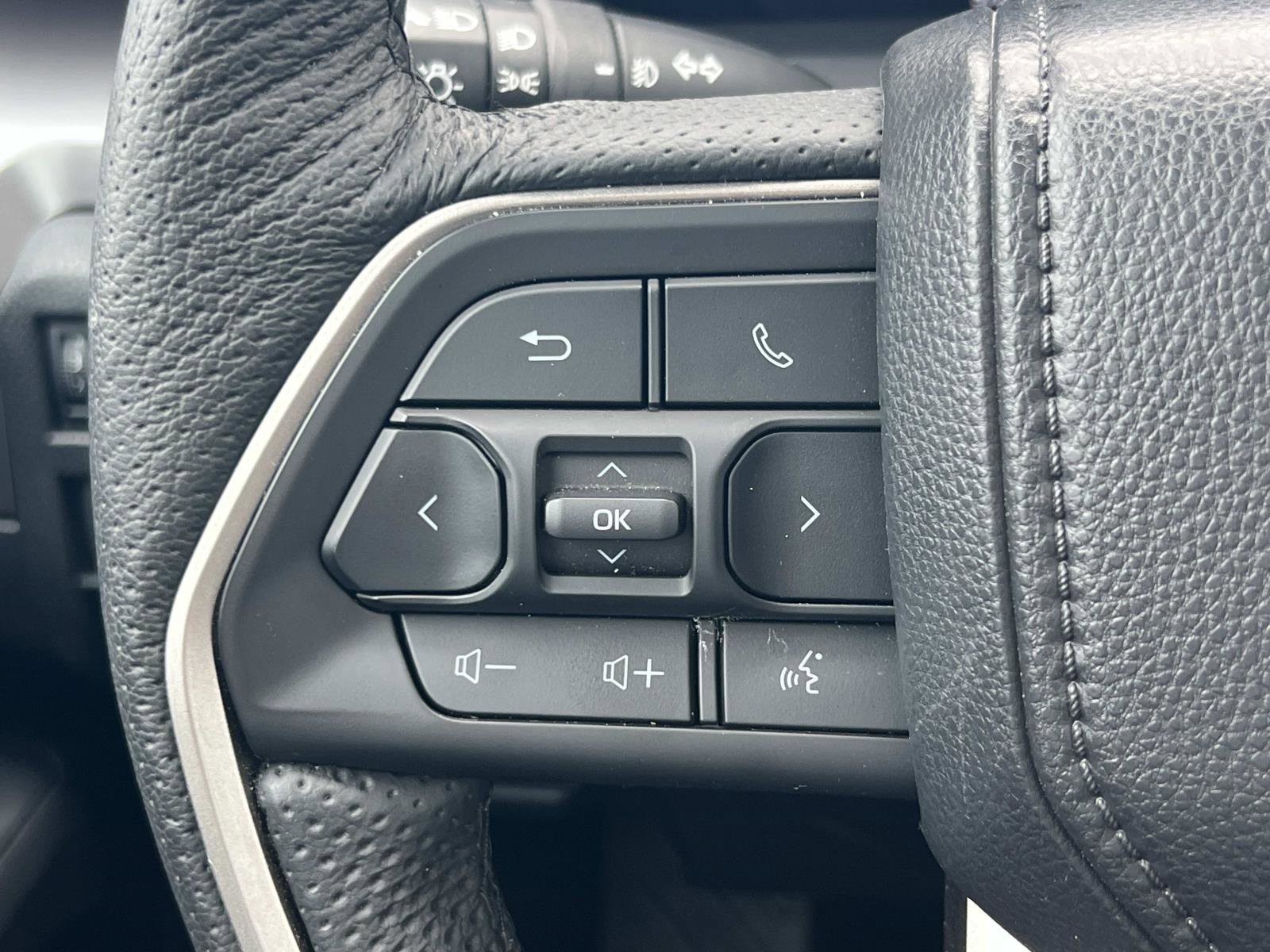 Used 2025 Toyota Tacoma TRD Sport w/ TRD Sport Upgrade Package RWD image 9