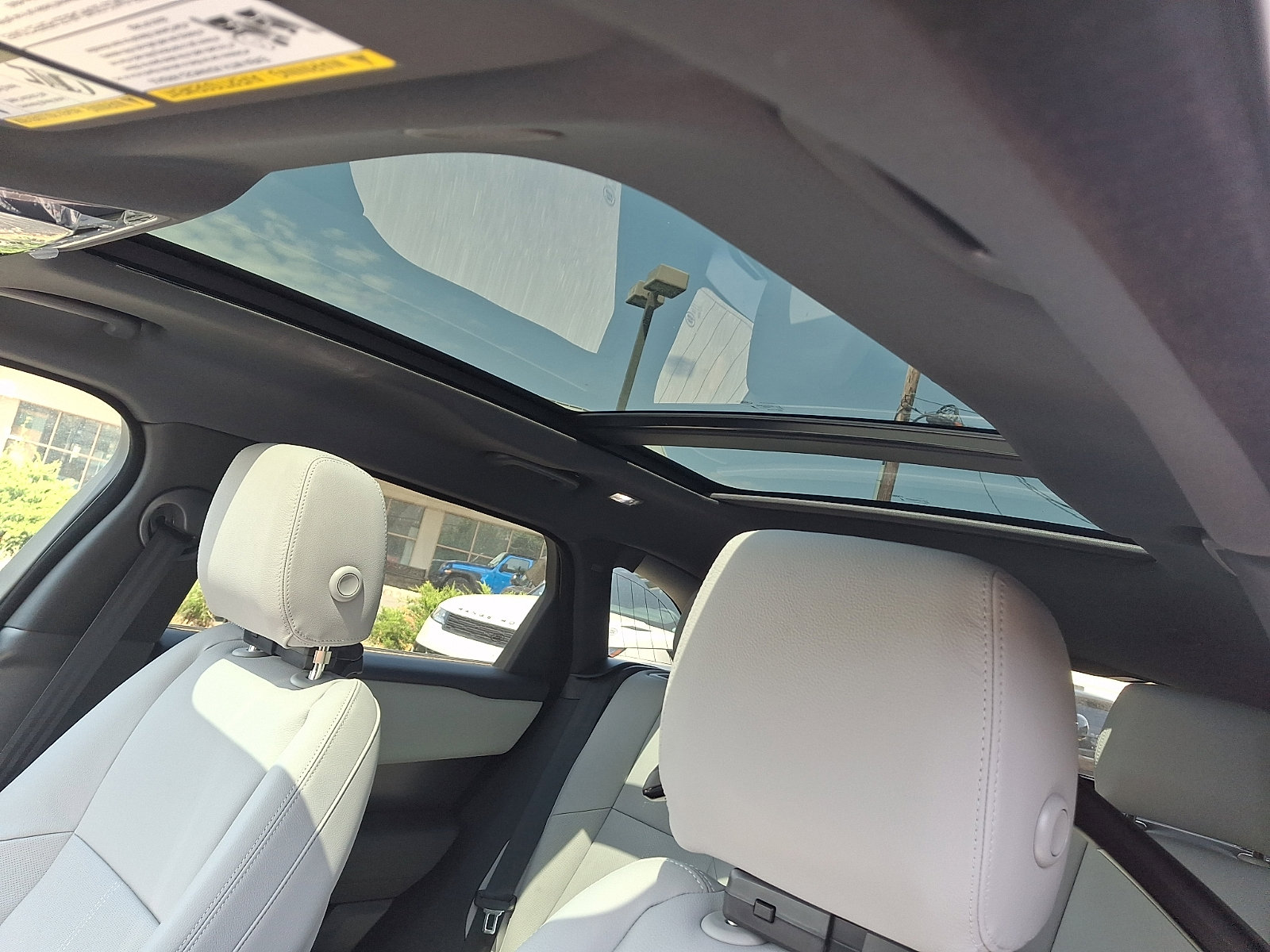 New 2026 Land Rover Range Rover Velar Dynamic SE AWD/4WD image 11