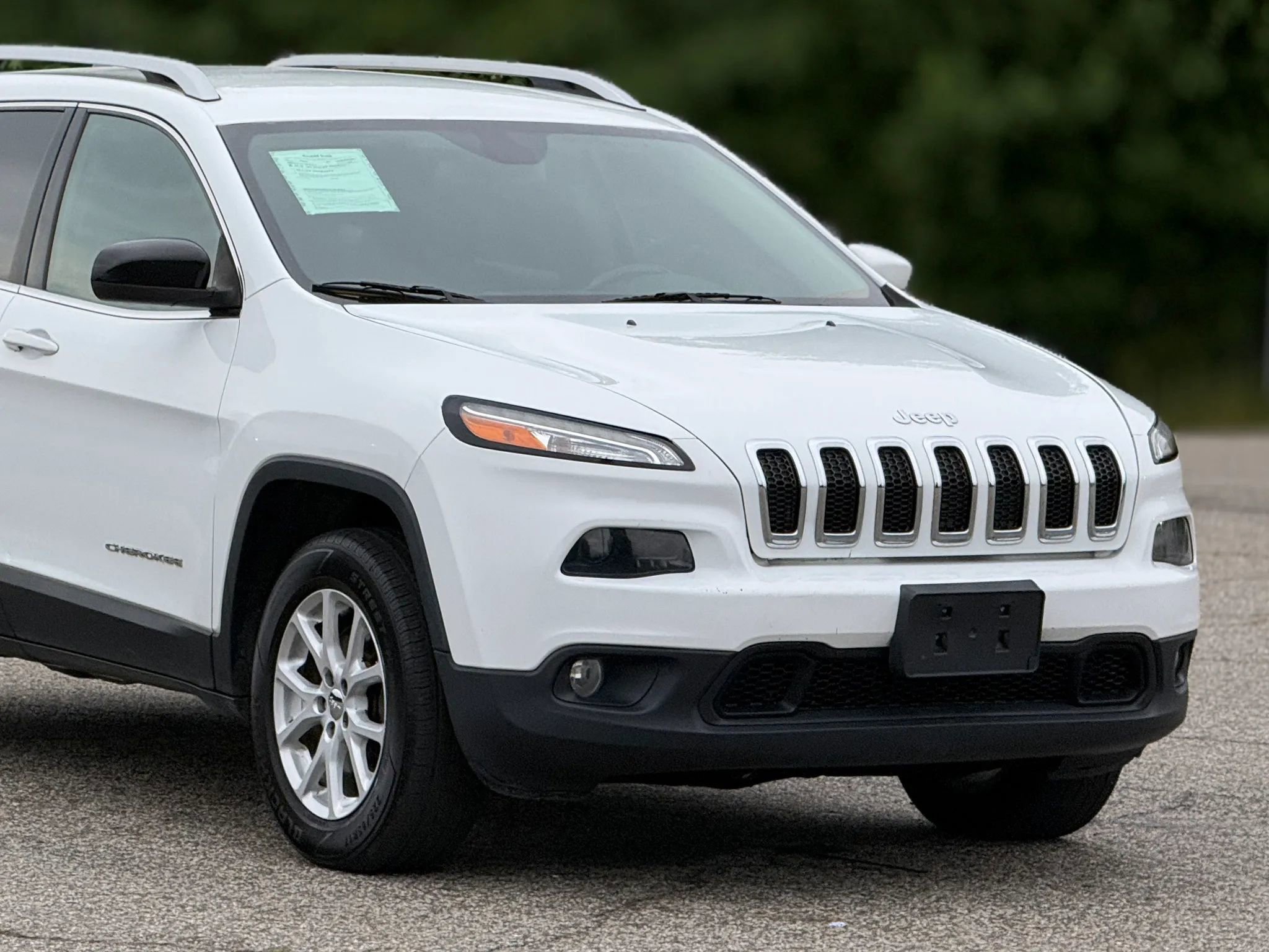 Used 2016 Jeep Cherokee Latitude w/ Cold Weather Group AWD/4WD image 15