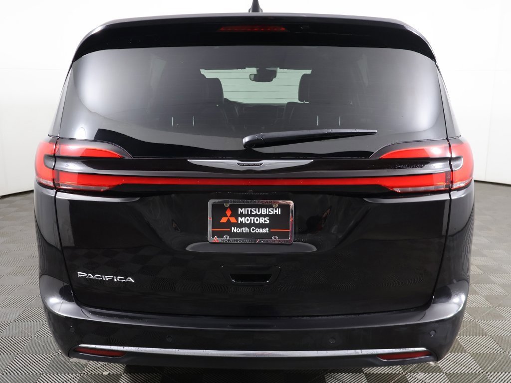 Used 2025 Chrysler Pacifica Select image 13