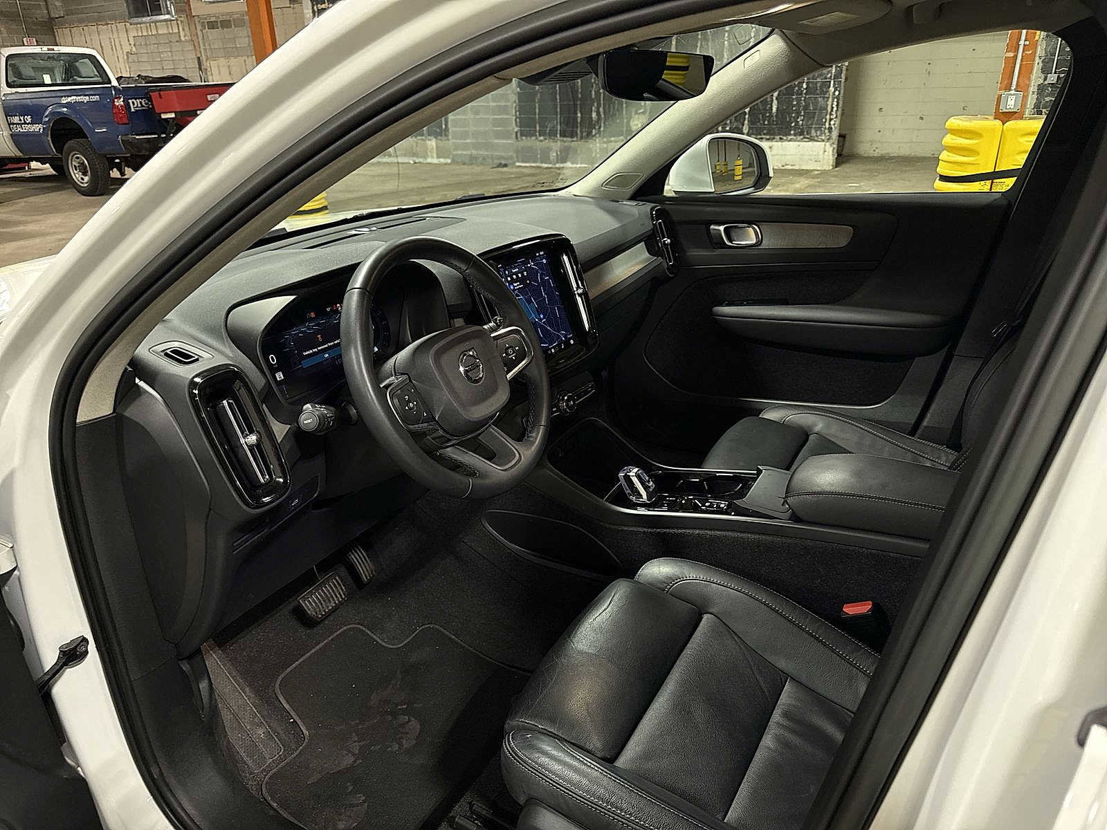 Used 2023 Volvo XC40 B5 Plus image 30