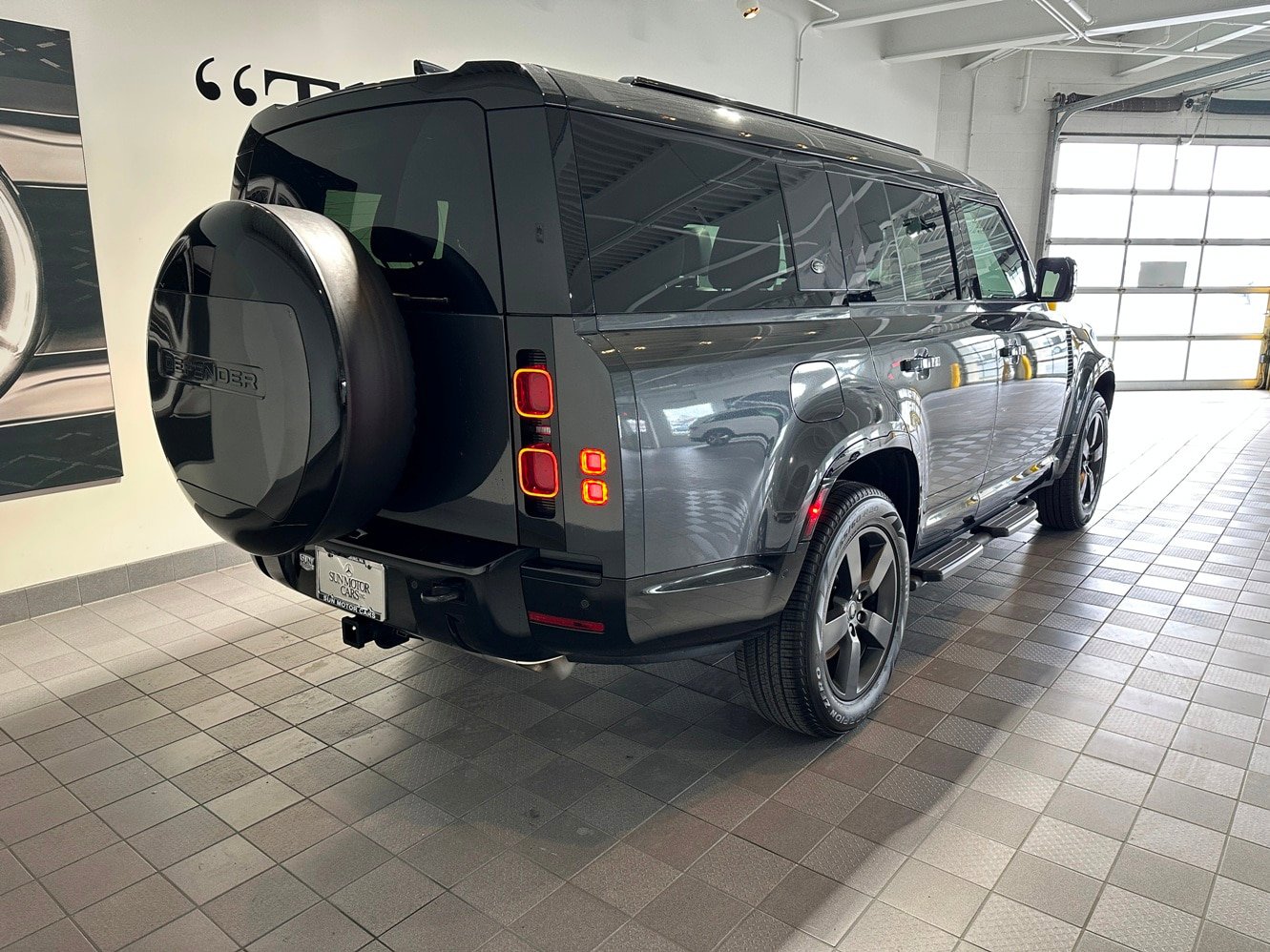 Used 2024 Land Rover Defender 130 X-Dynamic SE AWD/4WD image 4