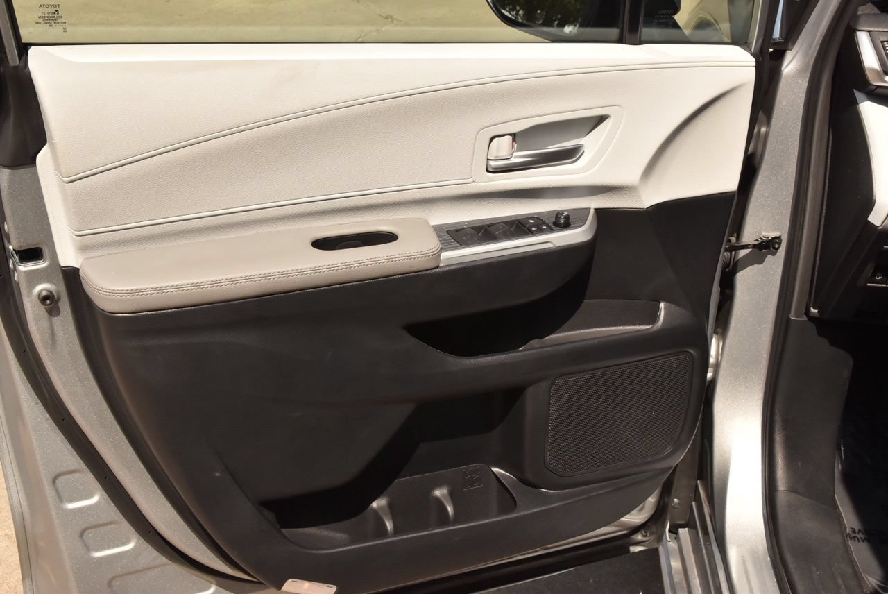 Used 2025 Toyota Sienna XLE FWD image 38