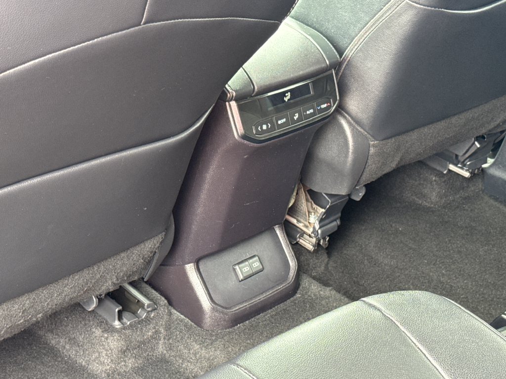 Used 2025 Toyota Highlander XLE AWD/4WD image 39