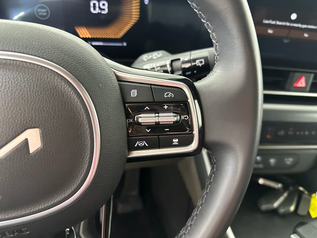 Used 2025 Kia Carnival image 16