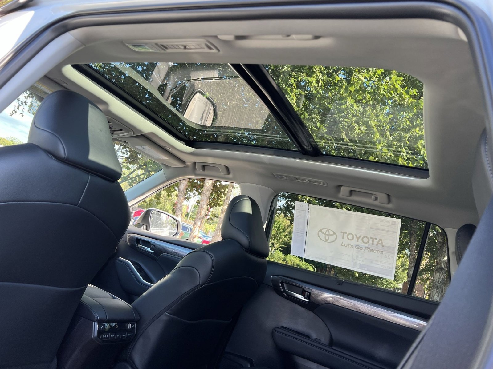 New 2025 Toyota Highlander Platinum image 17