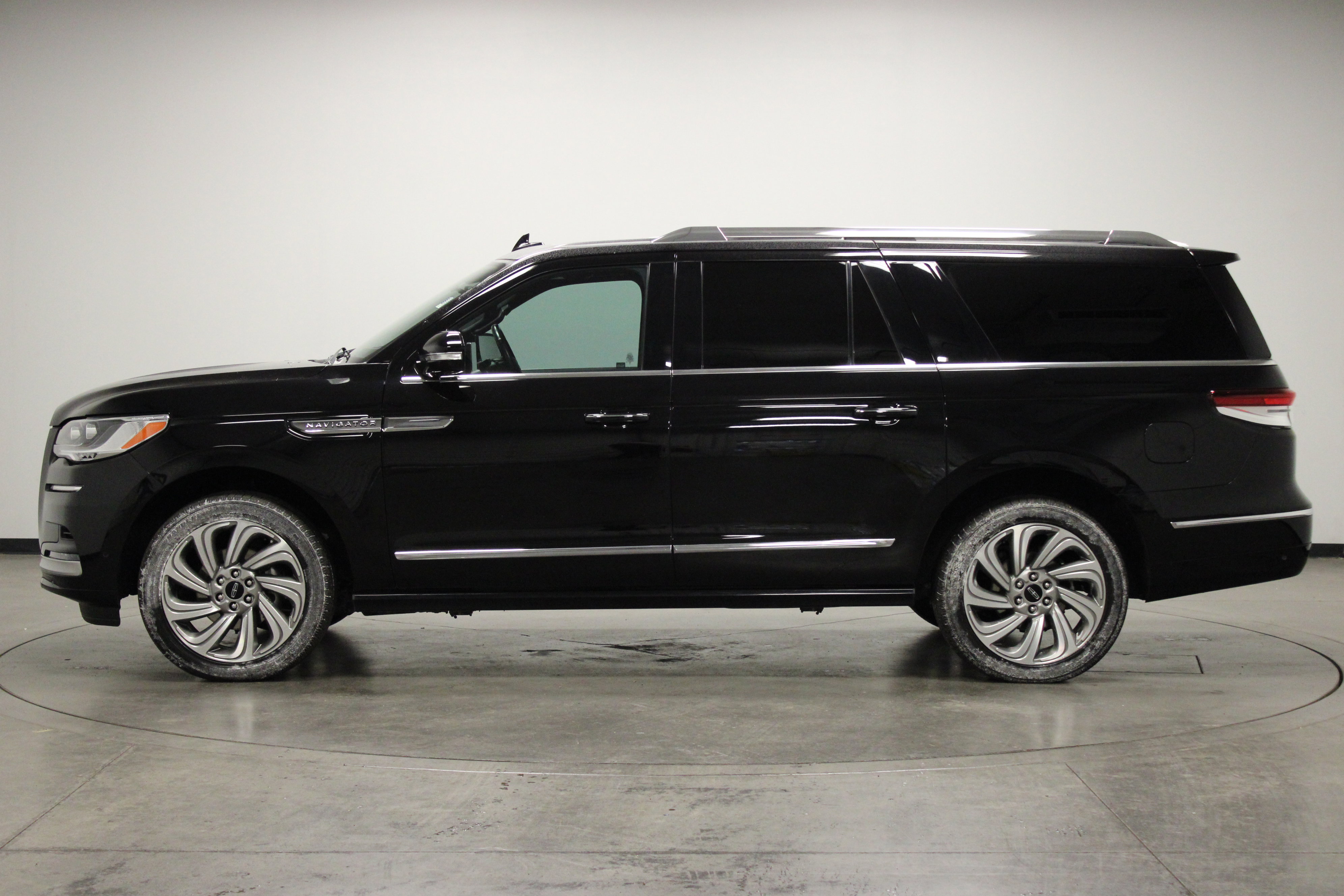 Used 2023 Lincoln Navigator L Reserve image 5