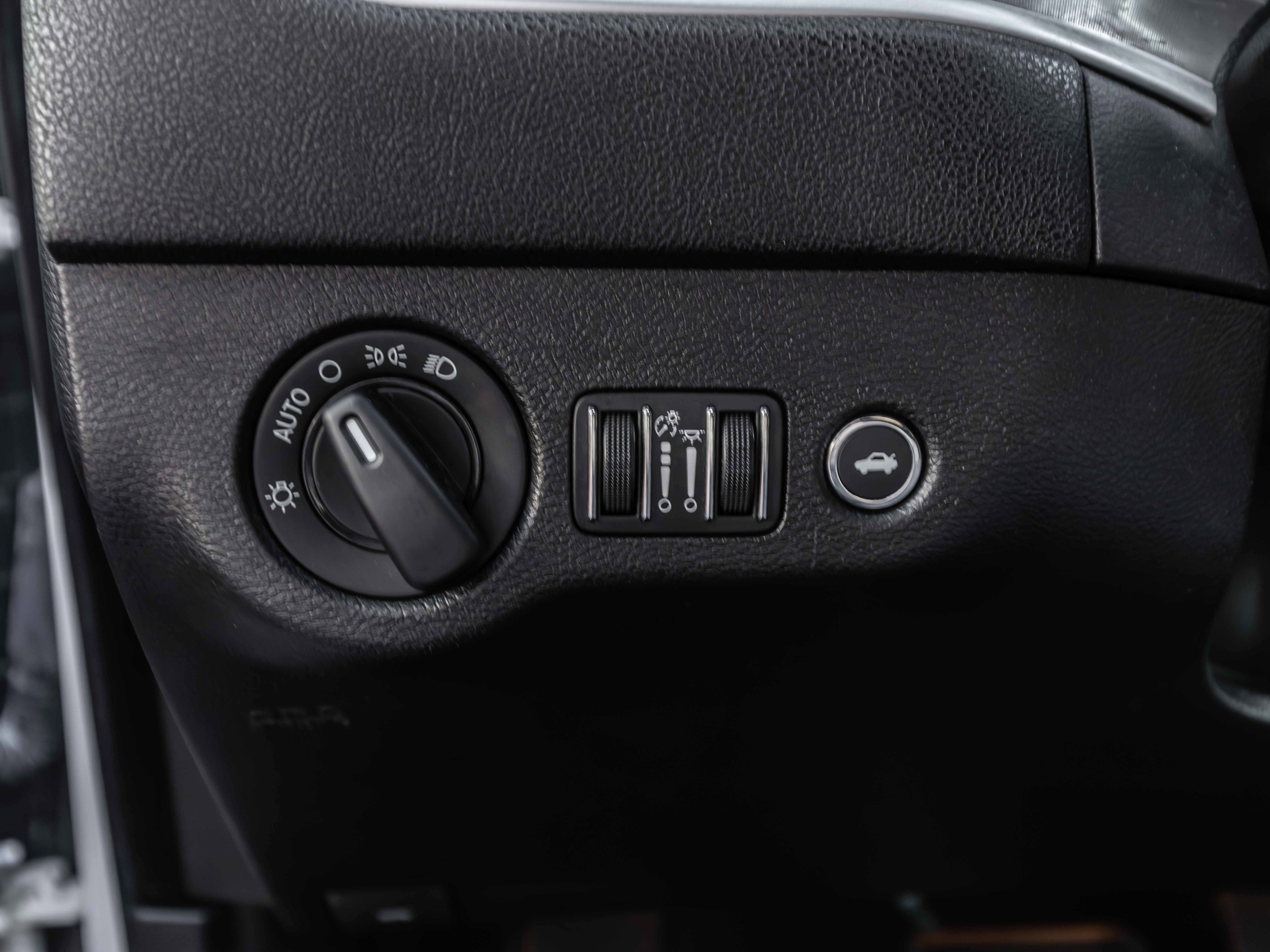 Used 2019 Dodge Charger SXT w/ Leather Interior Group image 9