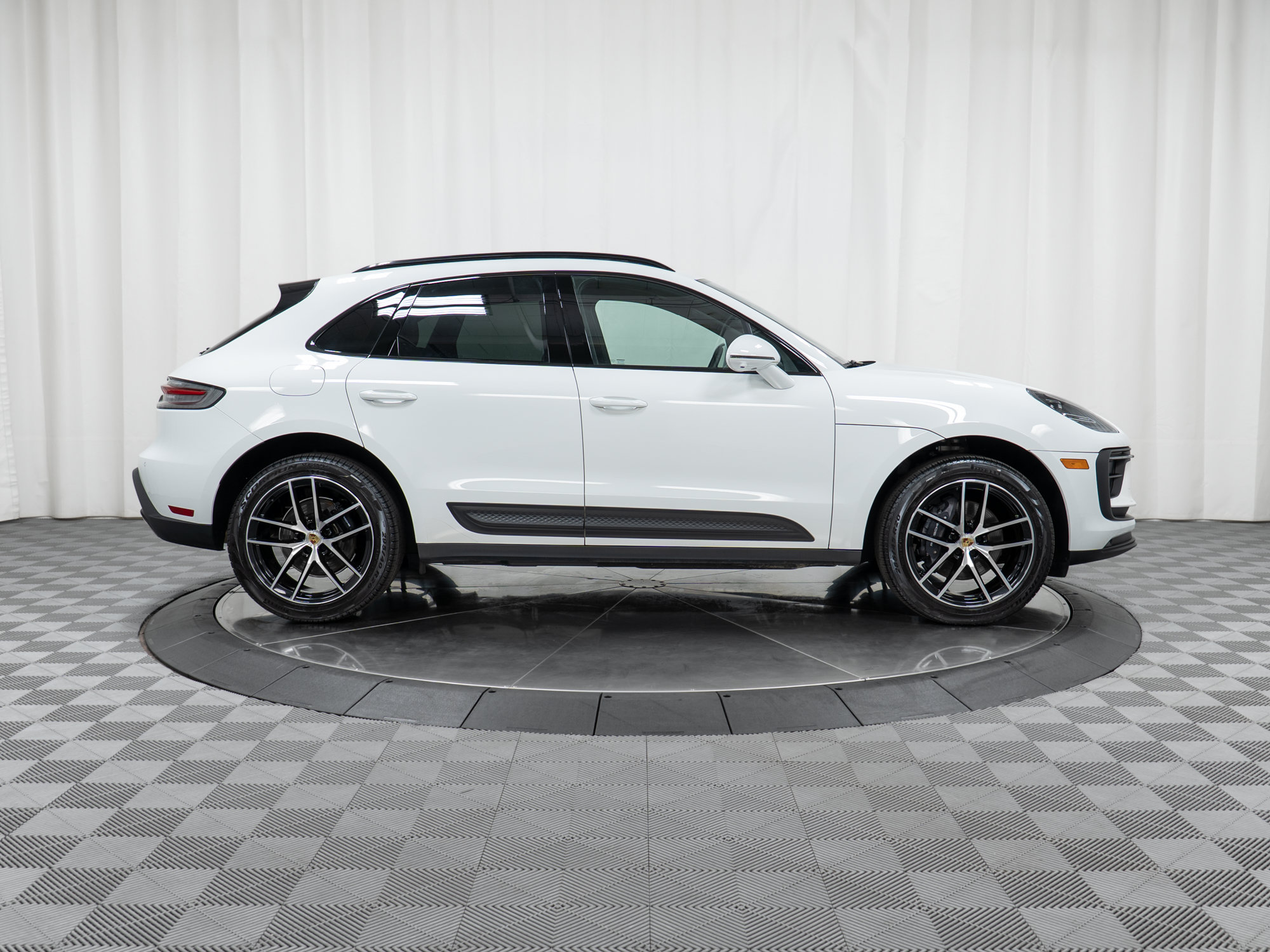 Certified 2022 Porsche Macan AWD/4WD image 8