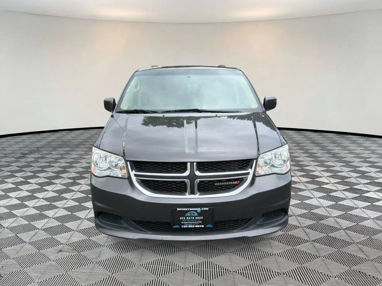 Used 2016 Dodge Grand Caravan SXT w/ UConnect Hands-Free Group FWD image 2