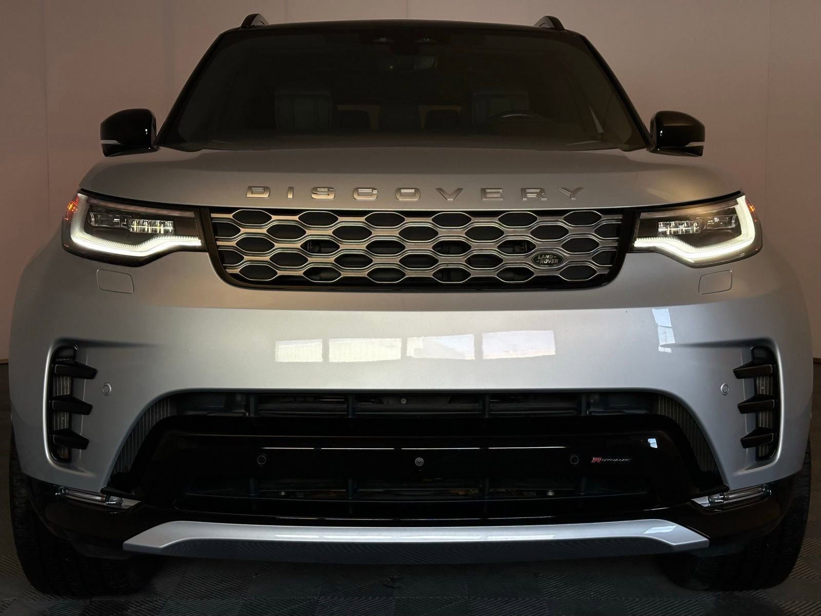 Used 2023 Land Rover Discovery Metropolitan Edition image 23