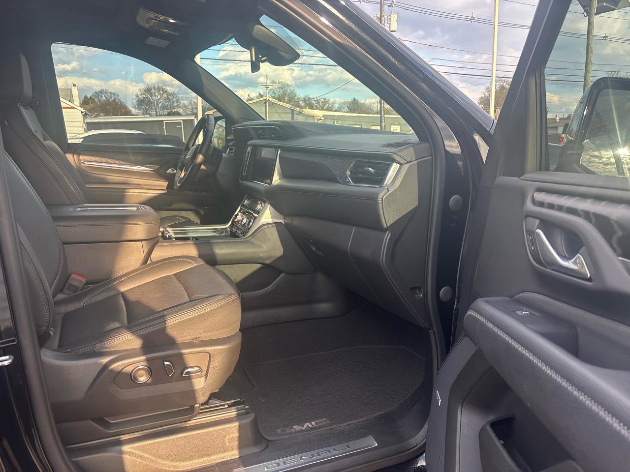 Used 2023 GMC Yukon Denali w/ Max Trailering Package image 9