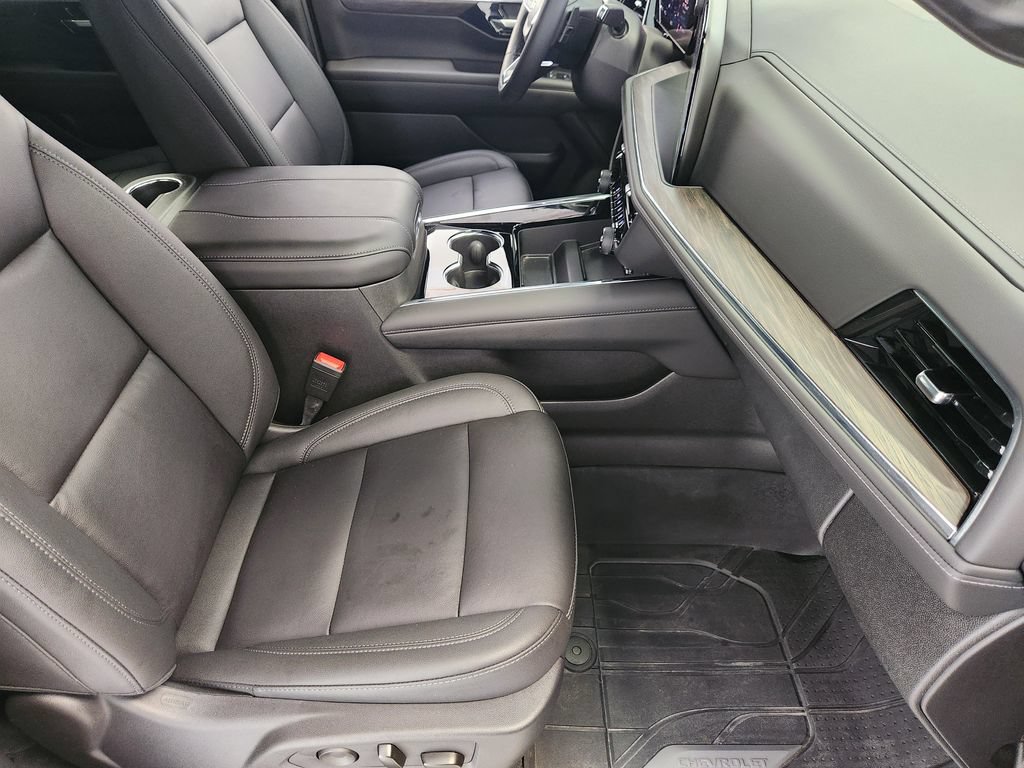 Used 2025 Chevrolet Suburban LT AWD/4WD image 14