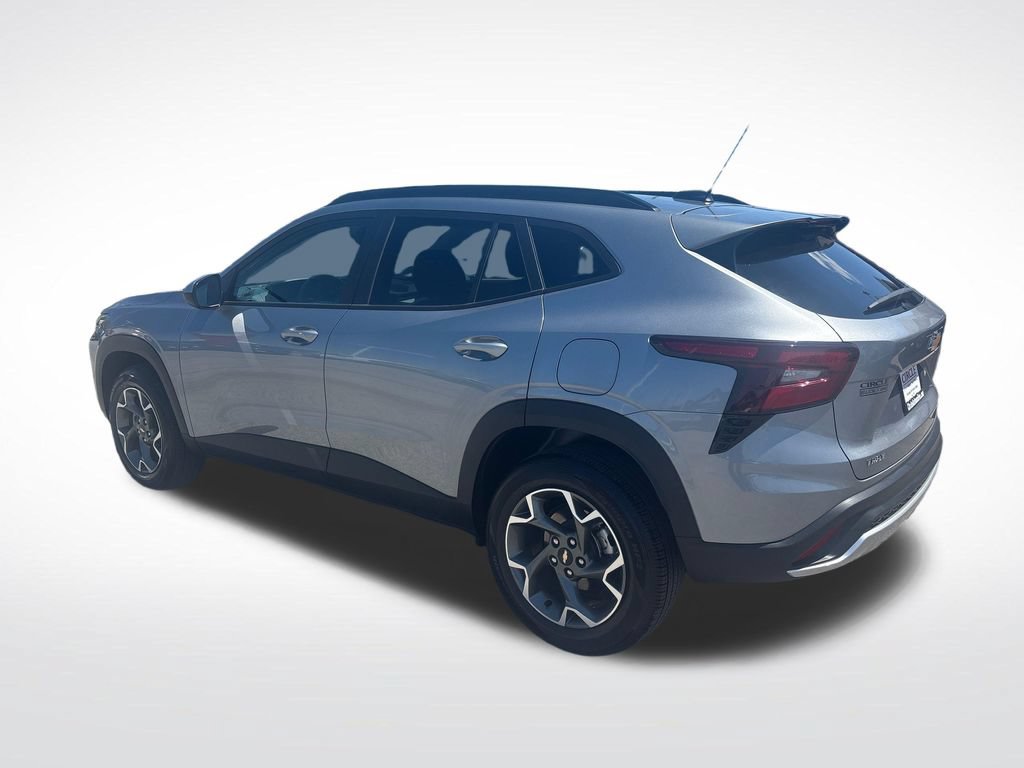 Used 2025 Chevrolet Trax LT w/ LT Convenience Package FWD image 4