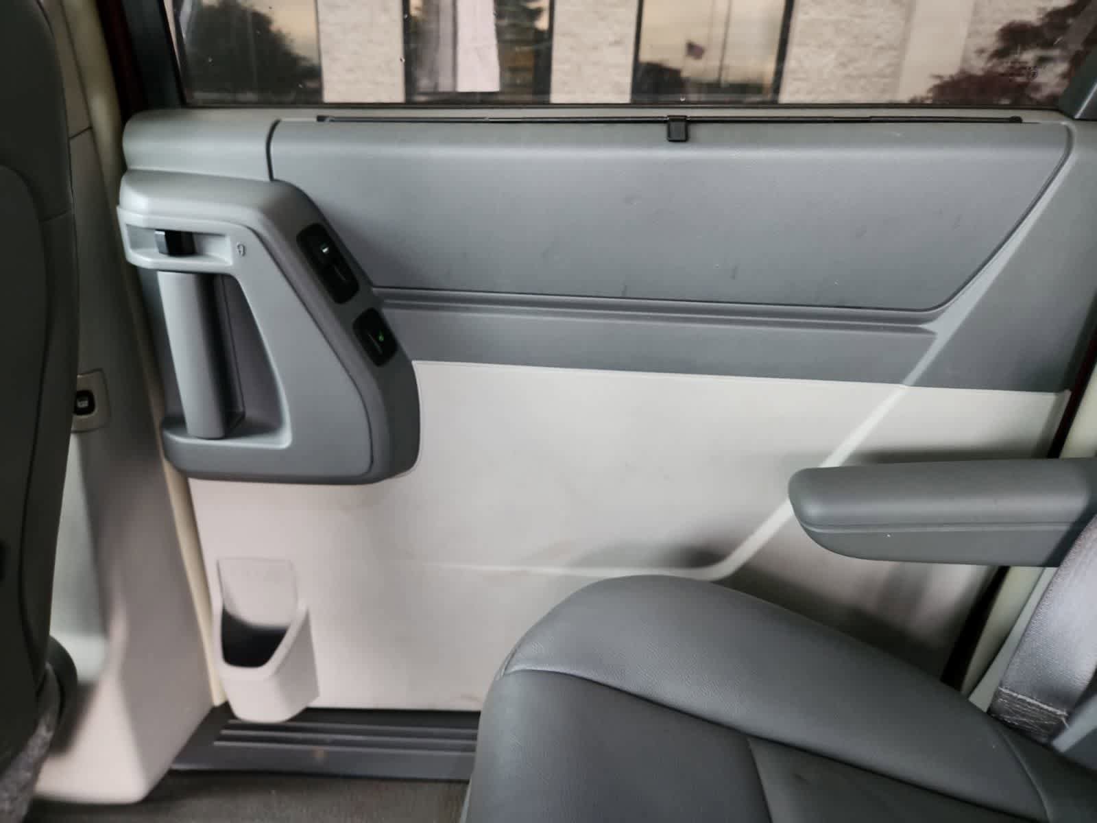 Used 2008 Chrysler Town & Country Touring FWD image 25