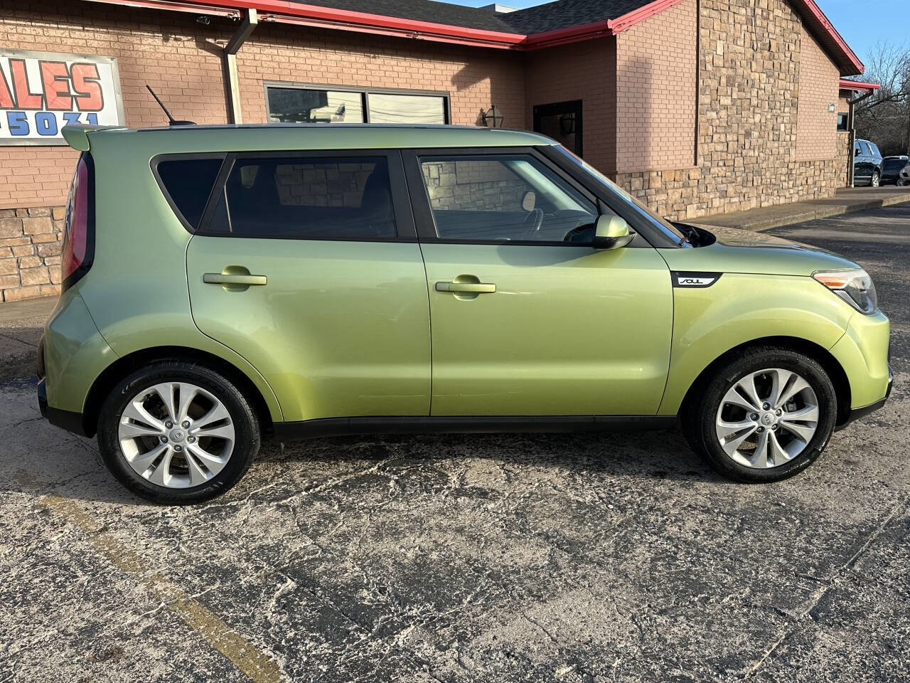 Used 2016 Kia Soul + image 10