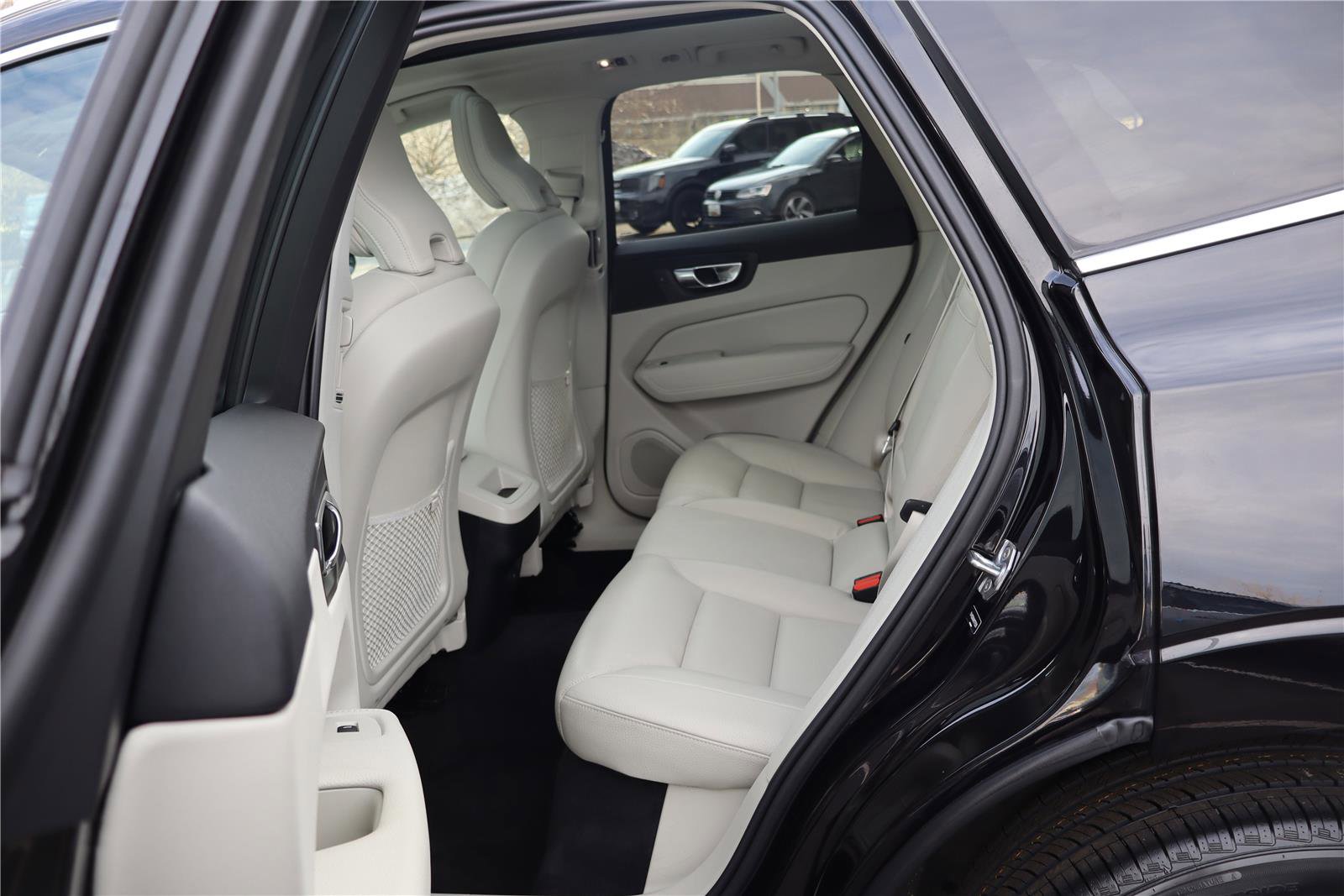 Used 2021 Volvo XC60 T5 Momentum w/ Premium Package image 26