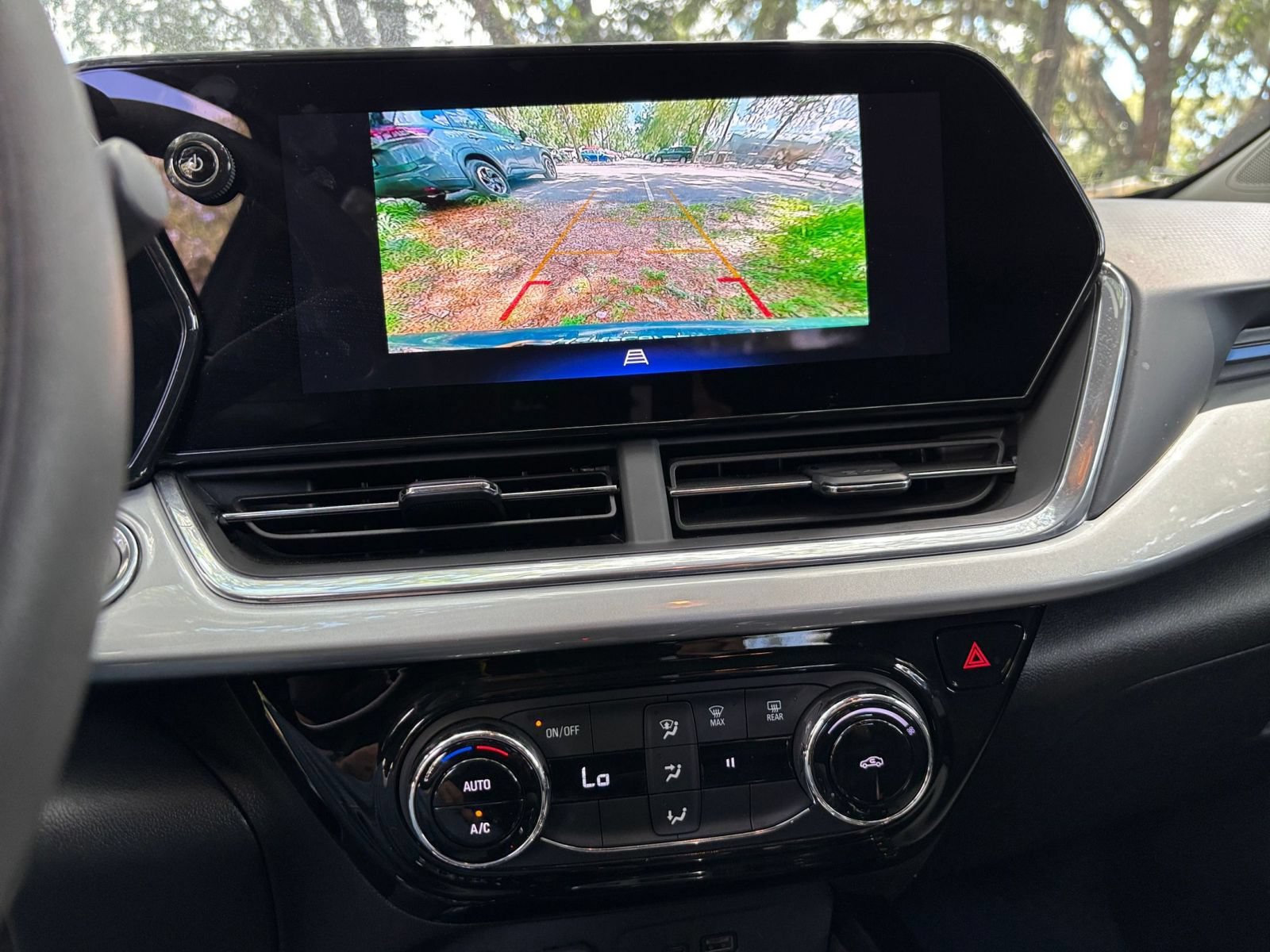 Used 2025 Chevrolet Trax LT FWD image 17