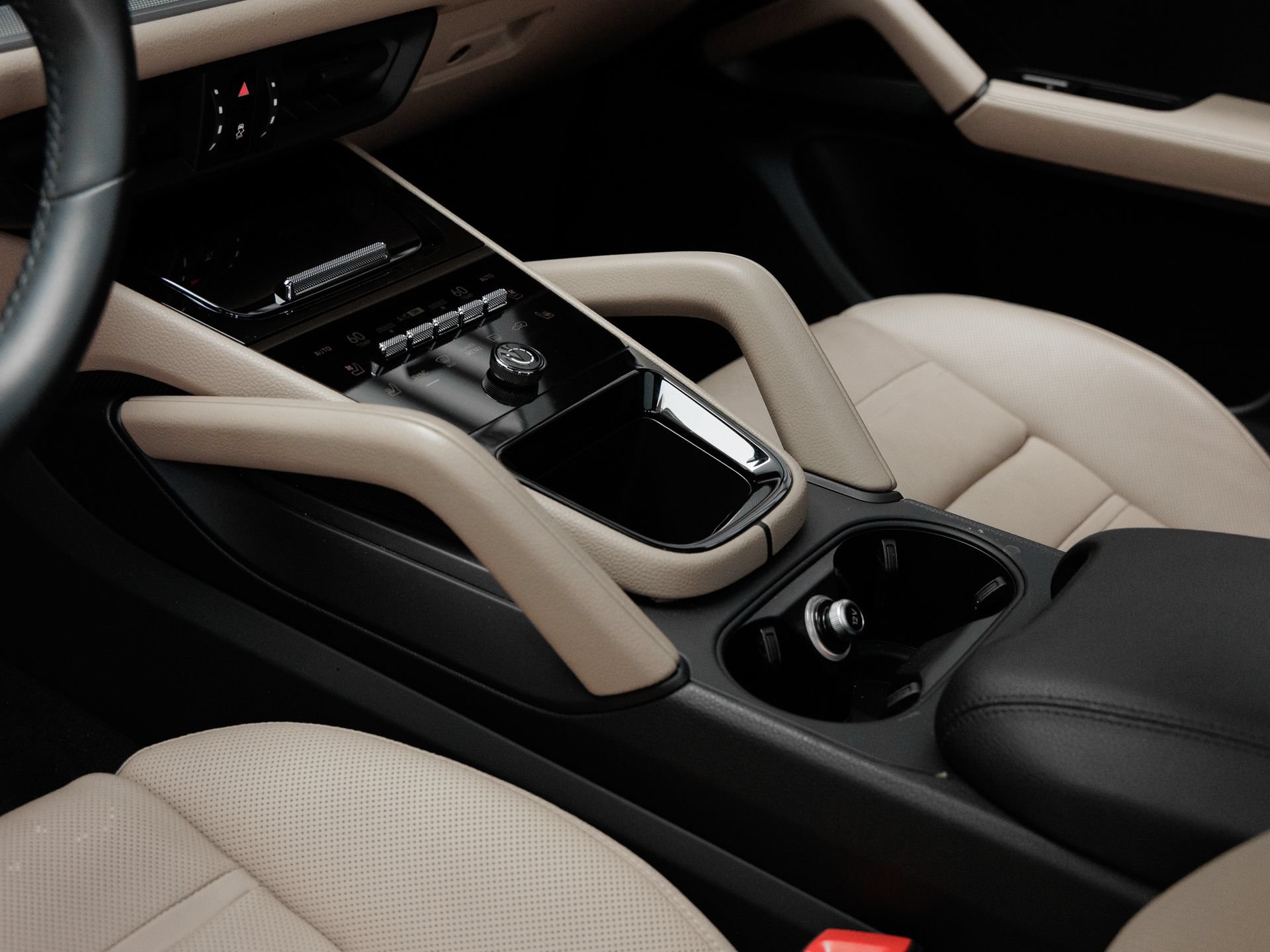 Certified 2025 Porsche Cayenne E-Hybrid Coupe AWD/4WD image 25