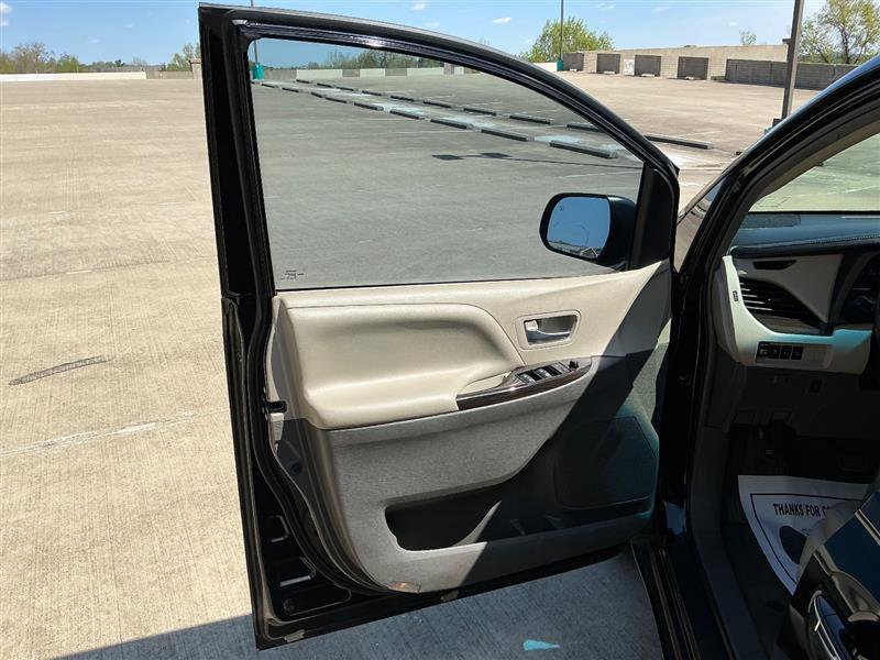 Used 2016 Toyota Sienna XLE w/ XLE Navigation Package image 27