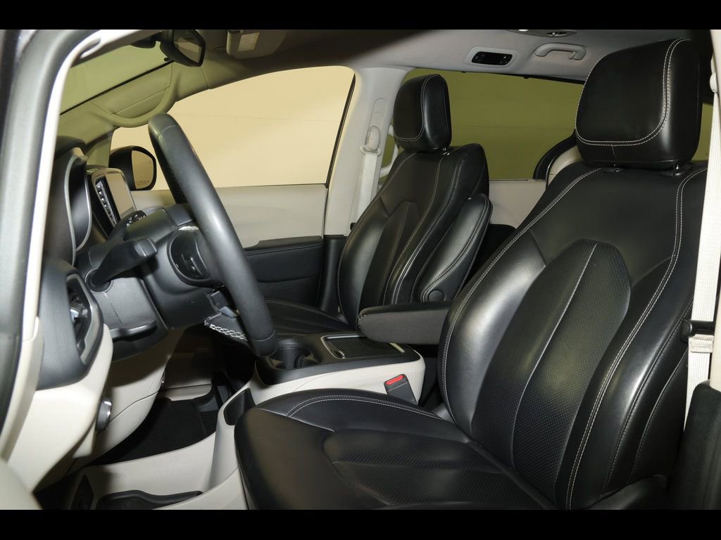 Used 2023 Chrysler Pacifica Touring-L FWD image 2