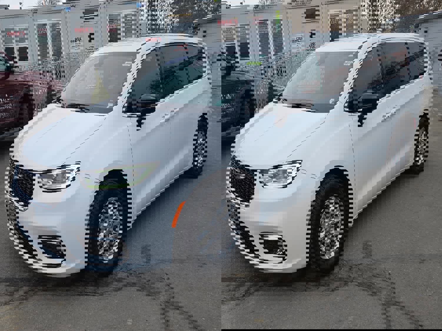 Used 2025 Chrysler Pacifica Select image 6