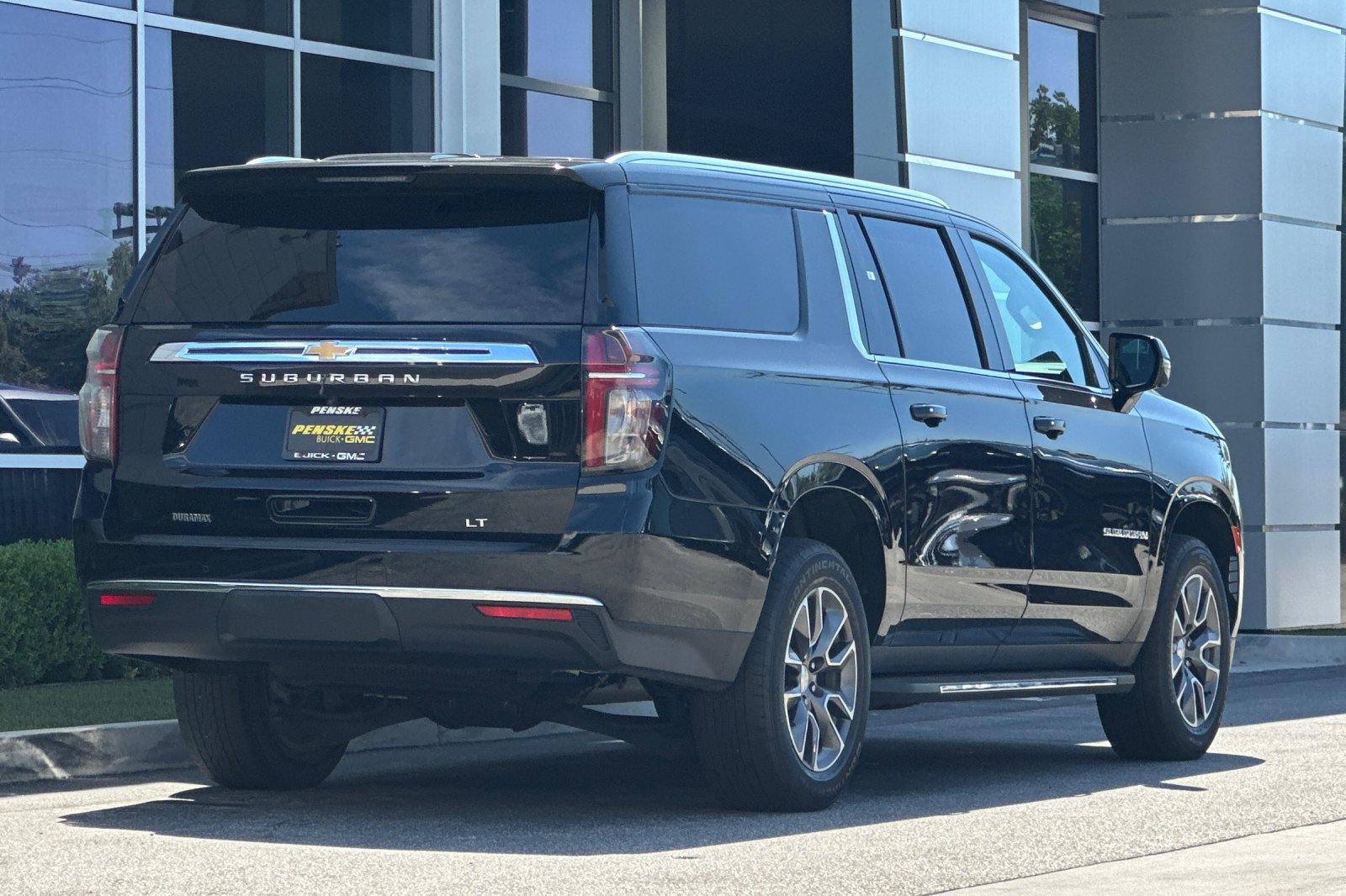 Used 2024 Chevrolet Suburban LT w/ LT Signature Plus Package RWD image 4