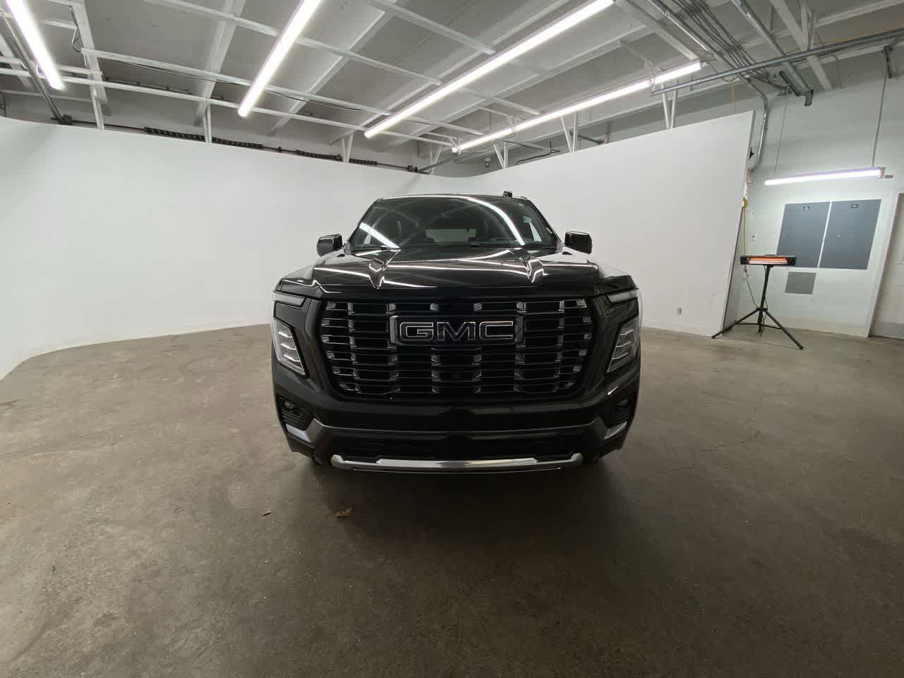 Used 2025 GMC Yukon Denali Ultimate w/ LPO, Floor Liner Package AWD/4WD image 9