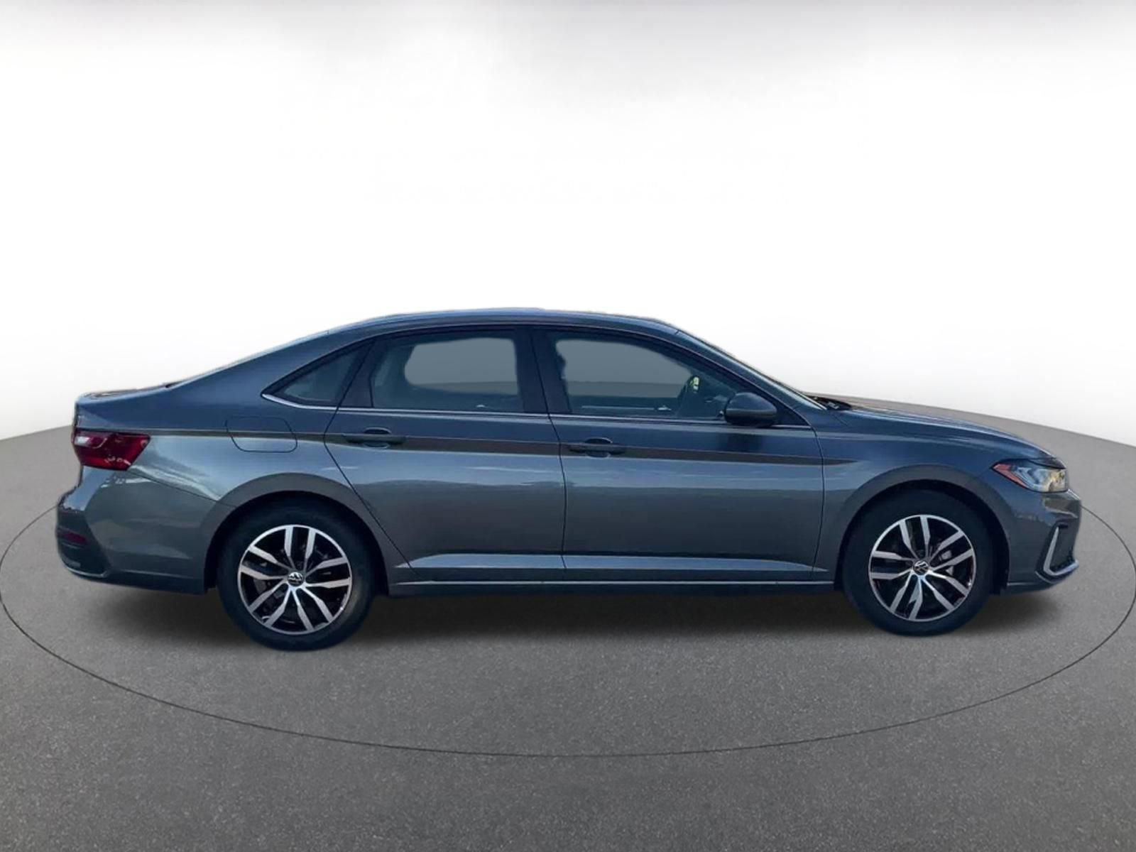 Used 2025 Volkswagen Jetta SE image 15