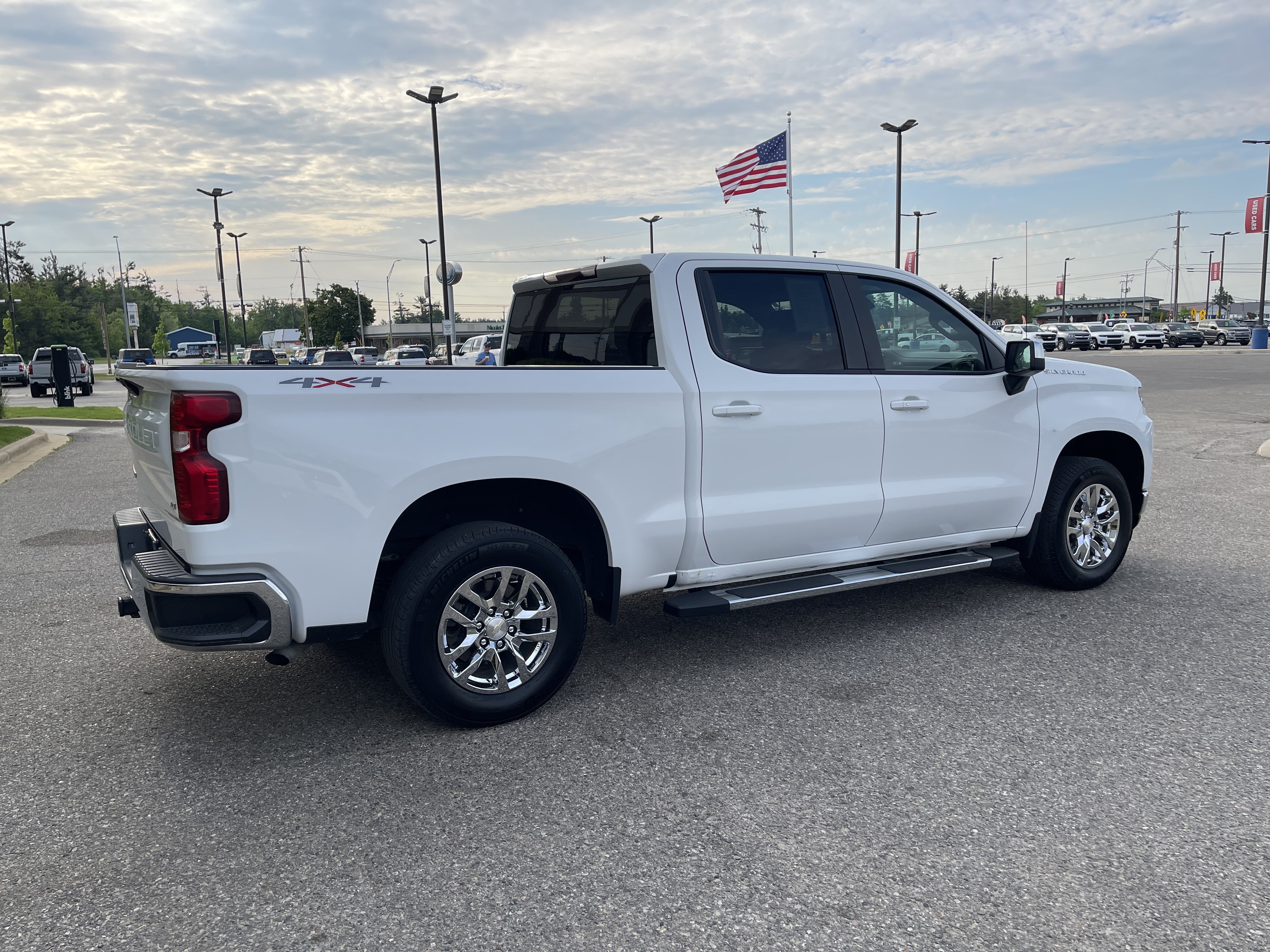 Used 2020 Chevrolet Silverado 1500 LT w/ True North Edition AWD/4WD image 3
