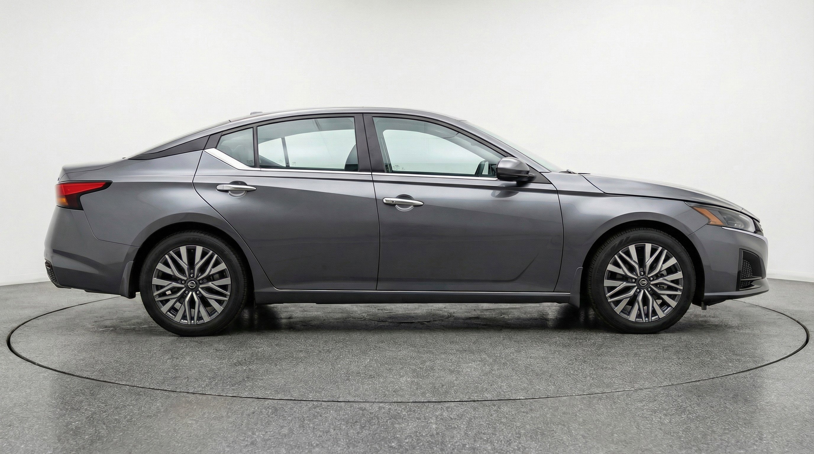 Used 2025 Nissan Altima 2.5 SV image 11