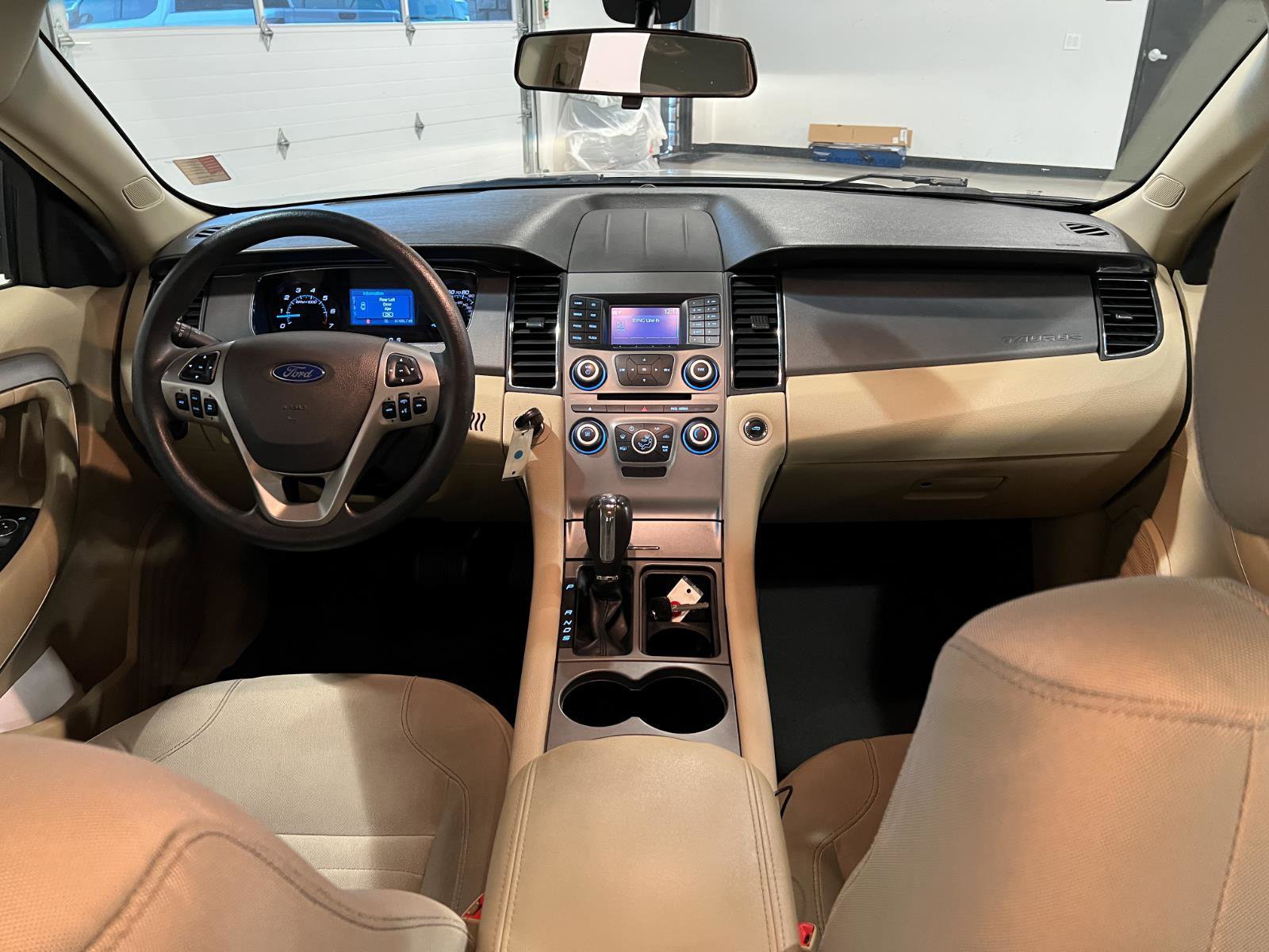 Used 2015 Ford Taurus SE image 29